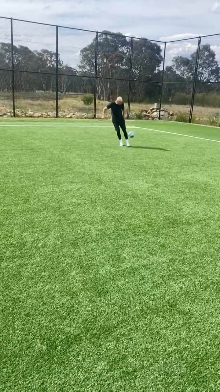 F2Freestylersのインスタグラム：「Just a standard corner routine….😂⛳️  #football #soccer #corner #trickshot #messi #haaland」