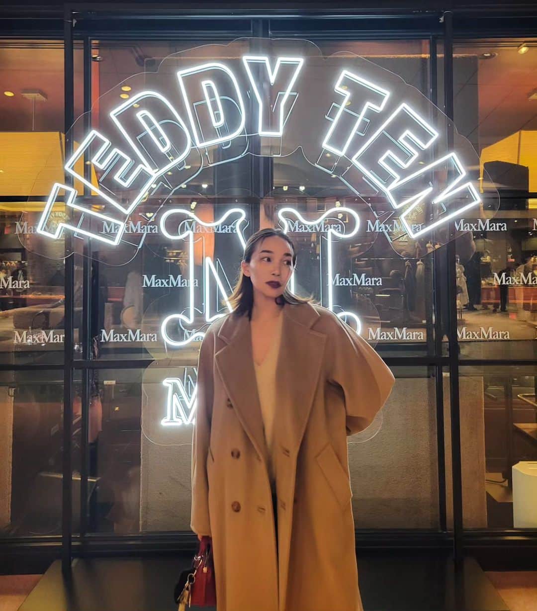 yakoのインスタグラム：「永遠に憧れでずっと好き🧸💗 このクラシックさたまらない。歳を重ねたら @maxmara が似合う女性でありたいと目標にして生きてきた感じすらある。笑 今やアイコンであるテディの10周年へ。 Thank you @maxmara 🤍#maxmarateddyten」