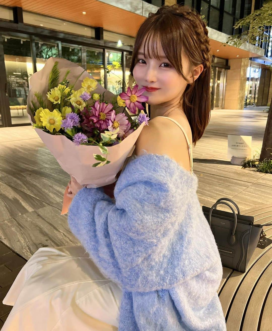 吉田恵美さんのインスタグラム写真 - (吉田恵美Instagram)「コスモスで秋感じた💐  @qumerry.official の新作カーディガン🩵 もこもこでオーバーサイズがあざとすぎて デートにぴったりですね☺️明日発売みたい！！  #qumerry #キュメリ #pr」11月1日 20時29分 - _yoshida_megumi