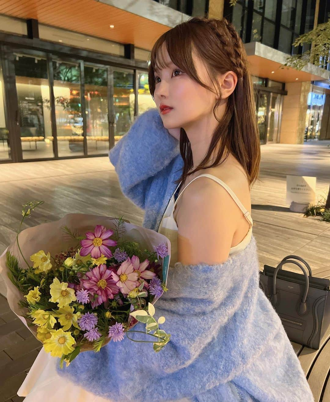 吉田恵美さんのインスタグラム写真 - (吉田恵美Instagram)「コスモスで秋感じた💐  @qumerry.official の新作カーディガン🩵 もこもこでオーバーサイズがあざとすぎて デートにぴったりですね☺️明日発売みたい！！  #qumerry #キュメリ #pr」11月1日 20時29分 - _yoshida_megumi