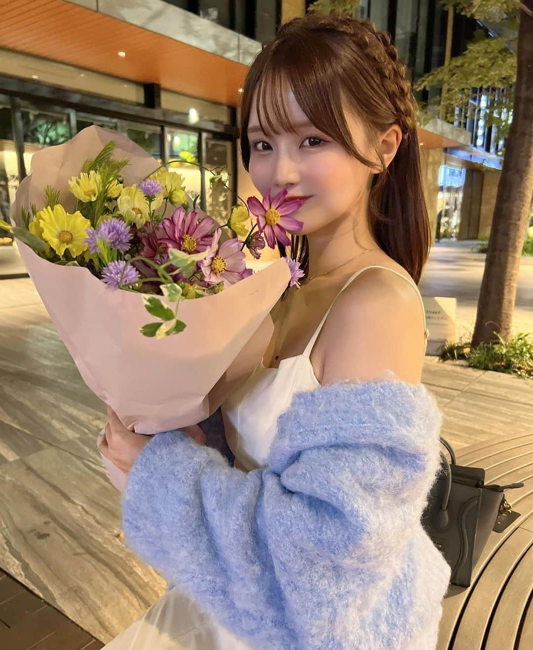 吉田恵美さんのインスタグラム写真 - (吉田恵美Instagram)「コスモスで秋感じた💐  @qumerry.official の新作カーディガン🩵 もこもこでオーバーサイズがあざとすぎて デートにぴったりですね☺️明日発売みたい！！  #qumerry #キュメリ #pr」11月1日 20時29分 - _yoshida_megumi