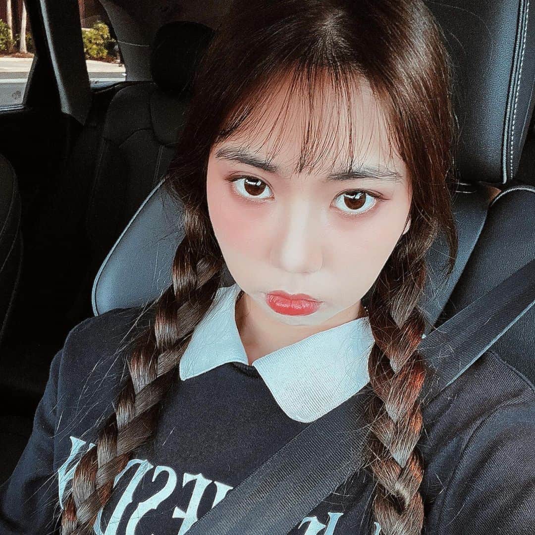 薬丸玲美のインスタグラム：「Happy Halloween👻🎃  今年は1日で２つのコスチュームを着ました♪  お仕事の時間は控えめに アダムスファミリーのウェンズデーに🖤  夜はワイキキに繰り出す為に みんなでパワーパフガールズに✨ 私は大好きなバブルス🩵 ママはバターカップ💚 弟はユートニウム博士🎓 お友達はブロッサム🩷  妹はお友達とハロウィンを過ごしたいお年頃で 友達とチャッキーやるからとパワパフは断られました🥹 成長を感じた2023年秋  でも最後はみんなで集合して @tsurutontan_hi へ トリックオアトリートしに行って帰りました！  This year, I wore two costumes in one day! 🎃  I worked as Wednesday from the Addams Family🖤  In the evening, we were Powerpuff Girls to head out to Waikiki✨ I dressed as my favorite, Bubbles! 🩵 Mom was Buttercup 💚, my brother was Professor Utonium 🎓, and our friends joined in as Blossom 🩷.  My little sister wants to spend Halloween with her friends, so she didn’t joining to be Powerpuff Girls 🥹  But in the end, we all gathered and went trick-or-treating at @tsurutontan_hi , and then returned home!」