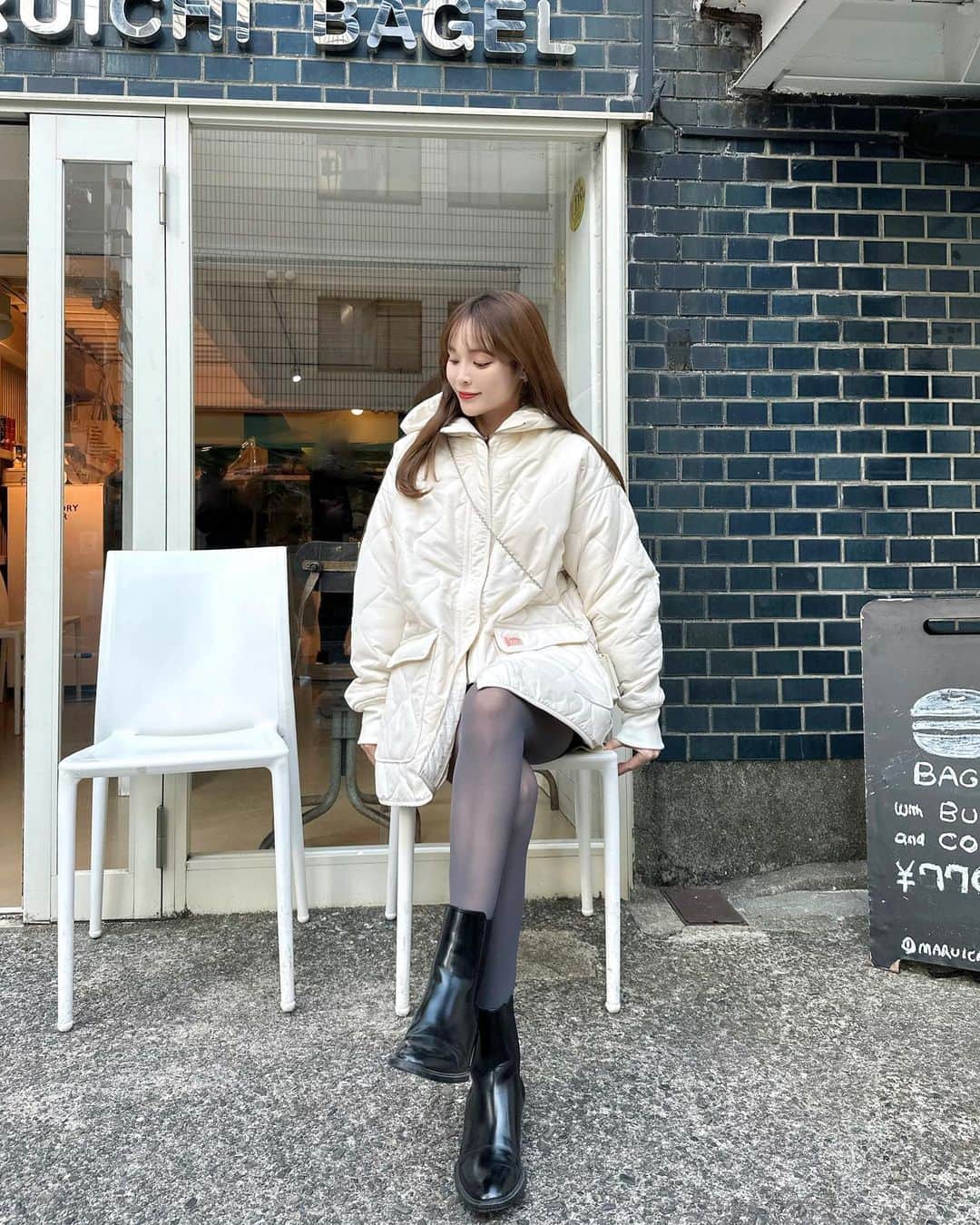 磯田 ひかる(Hikaru Isoda) さんのインスタグラム写真 - (磯田 ひかる(Hikaru Isoda) Instagram)「こんばんは♡ 11月になりましたね！🥰 まだまだ日中は暖かくて冬になる気配がないですが...🐈🧶  この日はキルティングのライトアウターを着ていました💗 軽くて今の時期にちょうど良いܸ. ̫ .ܸ  リバーシブルで着れて、フードも取り外せるマルチway✨️  タイツはグレーで抜け感を♥  【着用アイテム】 Jacket @classicalelf_official  バラクラバ付リバーシブル中綿キルティングコート アイボリー M ¥5,899税込  Shoes @zara  Bag @matinkim_magazine   —————————— picaru：162cm / 骨格ウェーブ 1st ブライトスプリング 2nd ブライトサマー  大人可愛いスタイルアップコーデ ヘアメイクを合わせた トータルスタイリングを提案🤍  不定期にストーリーで ファッションお悩み相談募集中🥰 ——————————  他の投稿を見る→【@picaruuu】  クラシカルエルフ初のPopupストアがイオンレイクタウンmori 2Fにオープン！オンラインでしか見れなかったアイテムを実際に手に取れるチャンスなのでお近くにお越しの際はお立ち寄りください🥰💕  【会場】イオンレイクタウンmori 2F 催事スペース 【期間】2023年11月17日（金）〜11月30日 【ご購入特典】 　数量限定！オリジナルノベルティプレゼント 　税込6,000円以上お買い上げの方に、クラシカルエルフオリジナルノベルティをプレゼント致します。 　＊数量限定のため、無くなり次第終了致します。予めご了承ください。  　11/17（金）〜 ※カラーは選択不可 　オリジナルコーデュロイポーチ（グレー or ネイビー） 　11/24（金）〜  　オリジナルタンブラー」11月1日 22時00分 - picaruuu