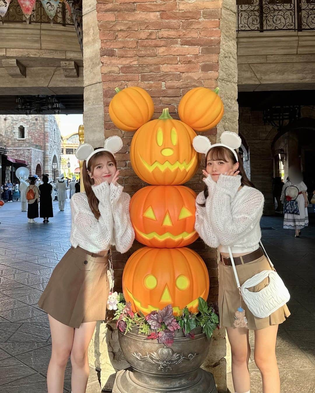 natsumiさんのインスタグラム写真 - (natsumiInstagram)「いちにち遅れのハロウィン🎃 ˎˊ˗笑 ㅤㅤㅤㅤㅤㅤㅤㅤㅤㅤㅤㅤㅤ おそろコーデしたの〜〜ずっとしあわせだった☺︎ クリスマスもいくんだあ🥳 ㅤㅤㅤㅤㅤㅤㅤㅤㅤㅤㅤㅤㅤ ひなひいつもありがとう🍊♩ ㅤㅤㅤㅤㅤㅤㅤㅤㅤㅤㅤㅤㅤ ㅤㅤㅤㅤㅤㅤㅤㅤㅤㅤㅤㅤㅤ ㅤㅤㅤㅤㅤㅤㅤㅤㅤㅤㅤㅤㅤ #tokyodisneysea #東京ディズニーシー #ミニーちゃん #ハロウィン #chico #shein」11月1日 20時22分 - iskw_ntm