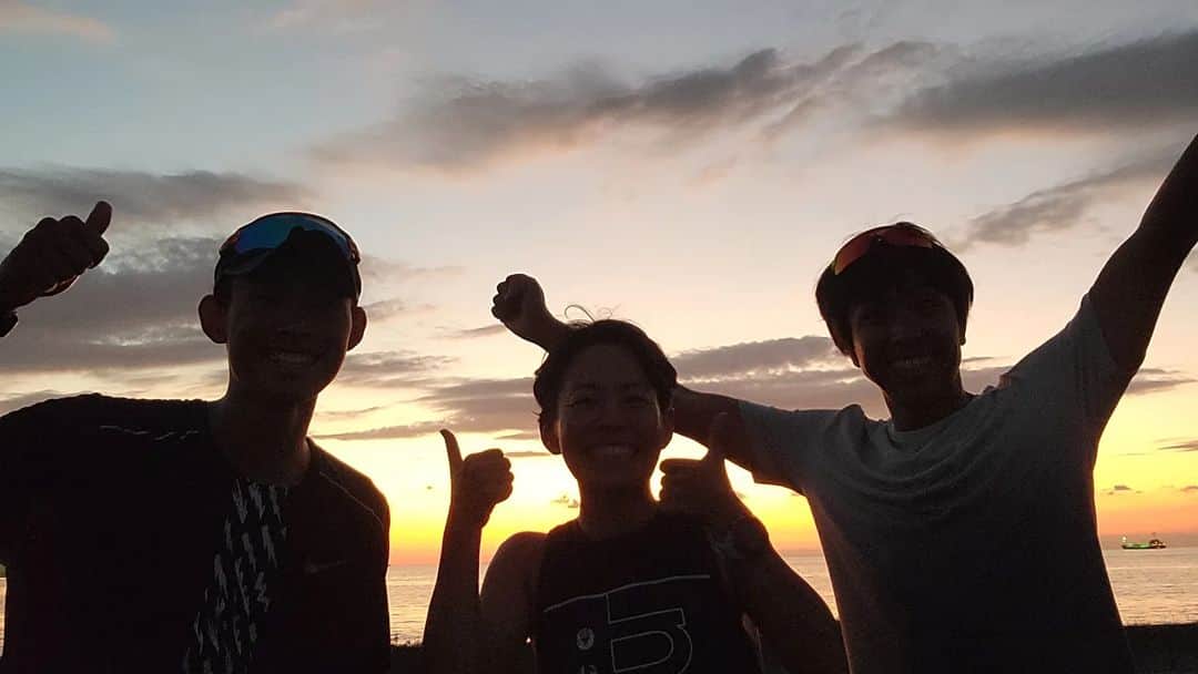 上田藍さんのインスタグラム写真 - (上田藍Instagram)「. ☁️　☁️☁️　　　☁️　☀️☁️　☁️☁️　☁️  Tateyama Camp.🏊️🚲️🏃✨ #chiba🇯🇵   🌊🏊️🏊️🏊️🌊🌲🌳🚲️🌲🌳🏃🏃🏃🌲🌳  宮崎から戻り、月曜日から短期館山合宿を行っています💪✨ 初日は、稲毛インター @inage.itc で泳いだ後、稲毛から館山まで156kmを単独で走り込み、その後すぐに5kmのペース走🏊️🚲️🏃✨ 良い動きで3種目を行うことができました🤗✨  そして、2日目も質を上げた練習を行い、3日目の今日は館山を拠点としている細田雄一選手 @yuichi_hosoda 、山本康貴選手 @koukiyamamoto と一緒にオープンウォータースイムとロングジョグ(18km)を行いました👌☀️  ランチの時に2人から、サプライズで誕生日のお祝いをしてもらえて、とっても嬉しかったです🥰  シーズン終盤に良いパフォーマンスを発揮できるようにお互い高め合いながら充実した時間をすごさせていただきました🐥🍀  11月19日に出場をする【アイアンマン🇲🇽コスメル】に向けて、しっかり仕上げていきたいと思います😊✨ #短期合宿 #館山　#千葉 #夕焼けと富士山が美しいです🗻✨ #イケメン2人にお祝いをしてもらいました🎂 #ありがとうございます🤗❤️ #トライアスロン #上田藍 #感謝🌿」11月1日 20時22分 - ai_love_tri