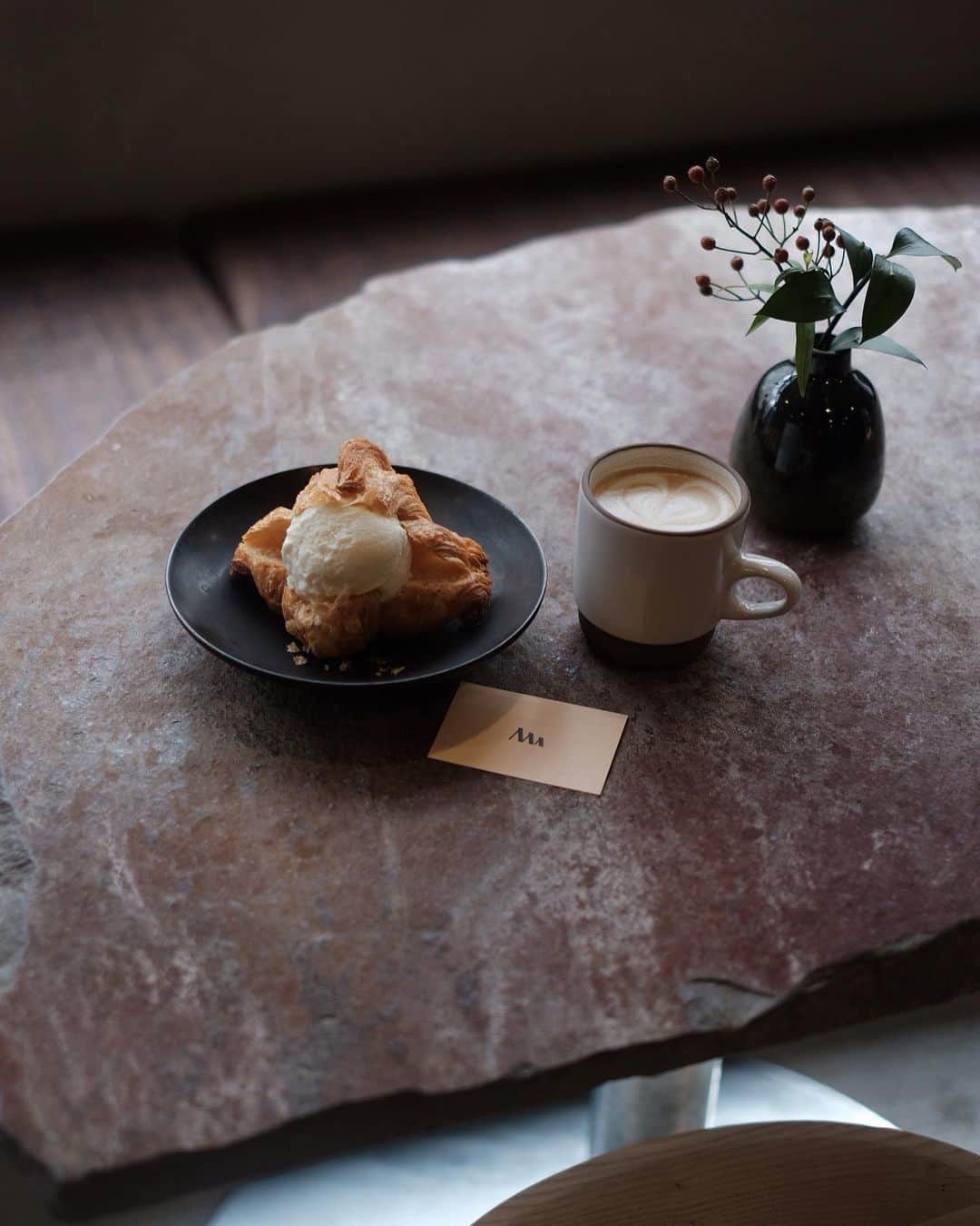 matsukenのインスタグラム：「_✔︎     池尻の大橋会館1Fにオープンした @massiftokyo  Parklet bakeryの姉妹店     昼の時間帯に伺うのは初めてでしたが 陽当たりもよく開放的。 改めて内装や家具も素敵だなぁと。    ラテと共にクロワッサンに 贅沢にもアイスをトッピング。     手前の席はカフェバーとしての利用のみ 奥でいただけるコース料理も気になるところ。     #massiftokyo  #matsukencafe」