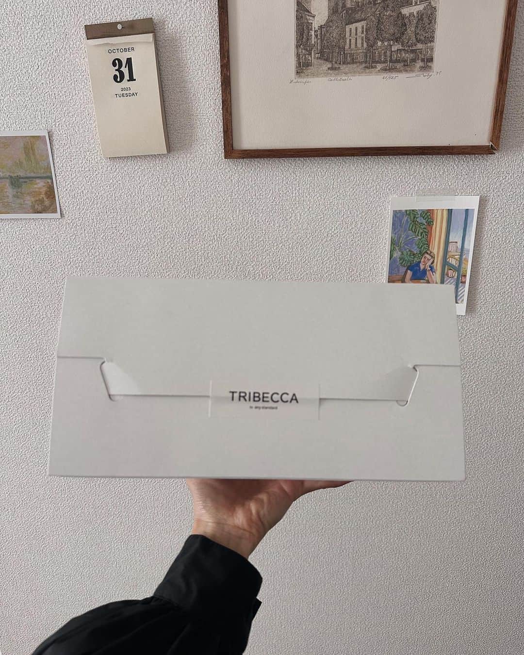 ちょびさんのインスタグラム写真 - (ちょびInstagram)「ちょこっとお早めに @m____1205さんと @tribecca_jp  @tribecca_cafeさんがコラボしたカンフーシューズが届きました🤍🤍 箱からお洒落で、箱を開けるとこれまたお洒落な布に包まれていてきゅんとした😮‍💨🤍（大切にとってある✨） 布にもひとつひとつスタンプしてくれてると思うとより愛着が、、、🎀あったまるなぁ🫶🏻  そして何より、このカンフーシューズ、ふわっふわな履き心地でフラットなのに長時間歩いても全く足痛くならないし、歩くたびにふわふわ〜ふかふか〜🤍って気持ち高まった🤍 こういうふらっとシューズって年中使えるし、シンプルなものは多いけどアクセントのあるカンフーシューズはなかなかない😮‍💨🎀 これ履くだけでシンプルなお洋服でも映えるし、お洒落度がぐんとあがる🤍！！ 毎日ハッピー間違いなしだ✨  #カンフーシューズ#足元#足元倶楽部#フラットシューズ#フラットシューズコーデ#fashion#ootd#モノトーンコーデ#ブラックコーデ#秋コーデ#秋ファッション#秋冬コーデ」11月1日 20時24分 - kaoriririn15