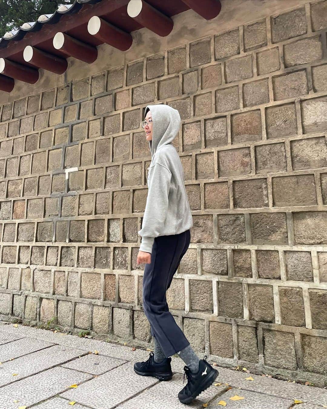 のインスタグラム：「독감 주사도 맞고, 손목 터널 증후군 약도 먹었고, 어깨 재활 치료도 하고, 삐뚤어진 골반으로 가벼운 경보도 하고, 다 잘 살려고 운동 바지 사고 하이킹 슈즈 사고 그러는 거 아니겠냐며 🏃🏻‍♀️」