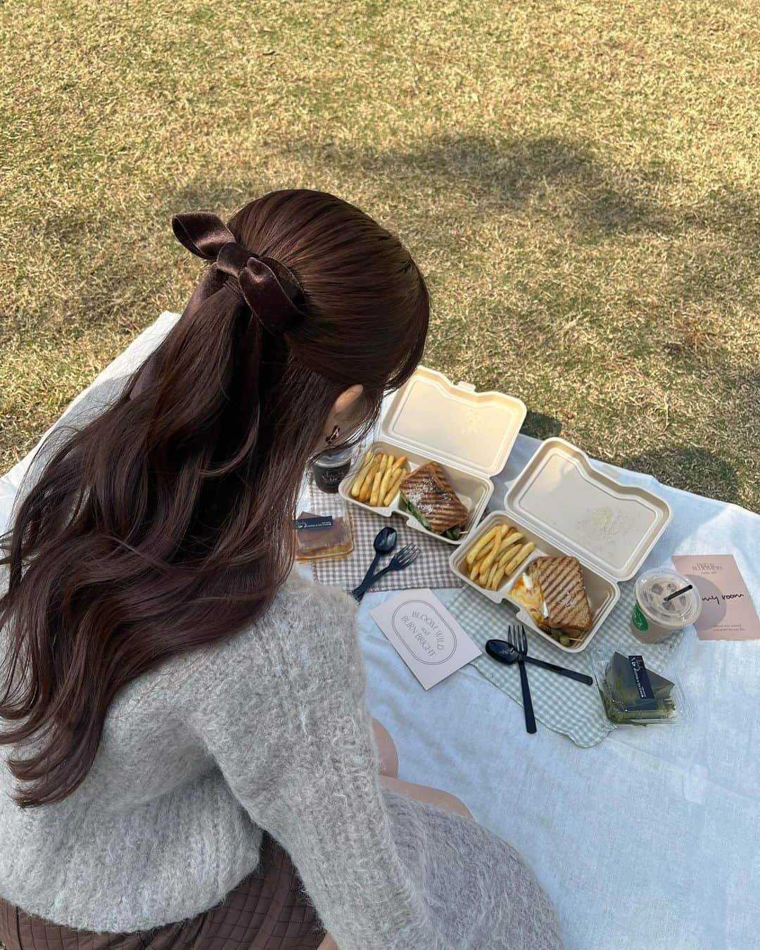 中村真凜のインスタグラム：「picnic day 🧺🥐✨」