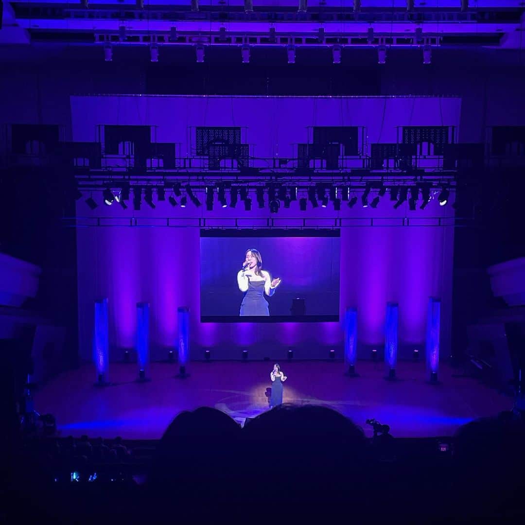 森田紗英さんのインスタグラム写真 - (森田紗英Instagram)「_ 昨日は、 「DRAMA ORIGINAL SOUNDS KOREA 2023」に お邪魔してきました✨ 韓ドラ好きには欠かせないイベントですよ！！笑 OSTがとても好きだから、 見終わったドラマのOSTは必ず携帯に入ってます☺️ 有名な歌手のみなさんが出演されて、 OSTをたくさん歌ってくださったんだけど、 大好きなドラマばかりで めっちゃテンションあがっておりました😂😂 そんな中でも、ファンチヨルさんの歌が もともと好きではありましたが、 昨日のライブを見てから よりファンになってしまった.......😭✨ とにかくファンサービスがすごい！ みんな一緒に撮ってほしいから必死で、 それに応えるチヨルさん笑 最後はアカペラ.....！！ 歌唱力すごすぎ！！！！笑 本当に楽しいライブでした〜👏👏 出演されたみなさま、おつかれさまでした☺️ 楽しいお時間をありがとうございました〜！！！！！！ _ _ _ #韓流20周年 #dramaoriginalsoundskorea2023 #韓ドラ #OST #ライブ #最高 #韓ドラ大好き #ありがとう」11月1日 20時25分 - moricoff