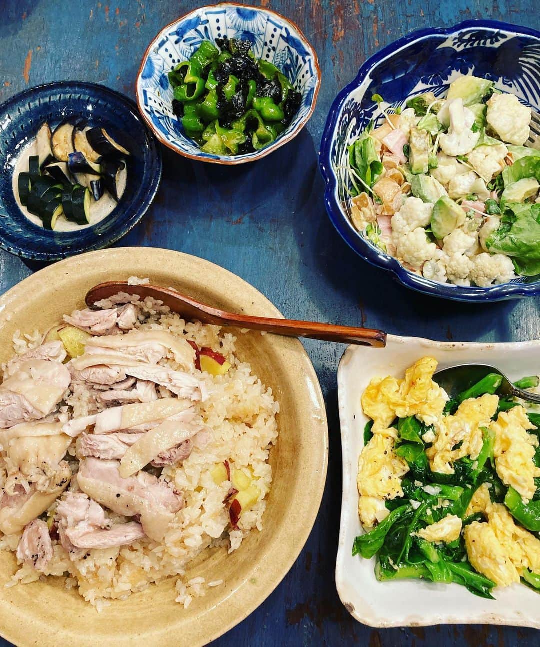 井上荒野さんのインスタグラム写真 - (井上荒野Instagram)「ウー・ウェンさんレシピの、鶏とさつまいもの炊き込みご飯うまし！ツルムラサキと玉子炒め、アボカドとカリフラワーサラダ、ピーマン海苔炒め煮。我ながら味のバランスがバッチリで100回くらい夫に主張した。」11月1日 20時25分 - arereno