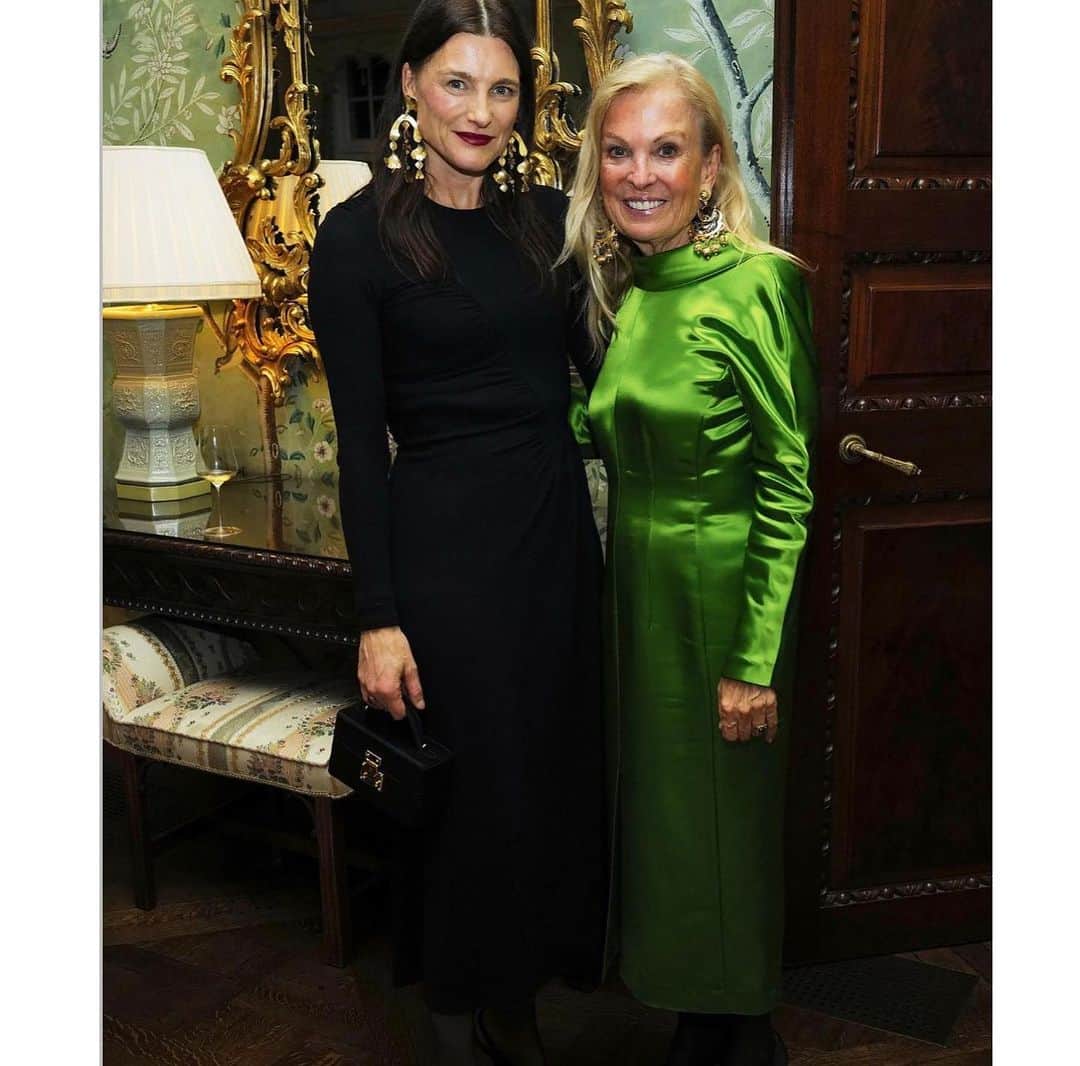 タビサシモンズのインスタグラム：「With Ambassador Jane D Hartley at the @toryburch co hosted dinner celebrating woman entrepreneurs and creatives at Winfield House.」