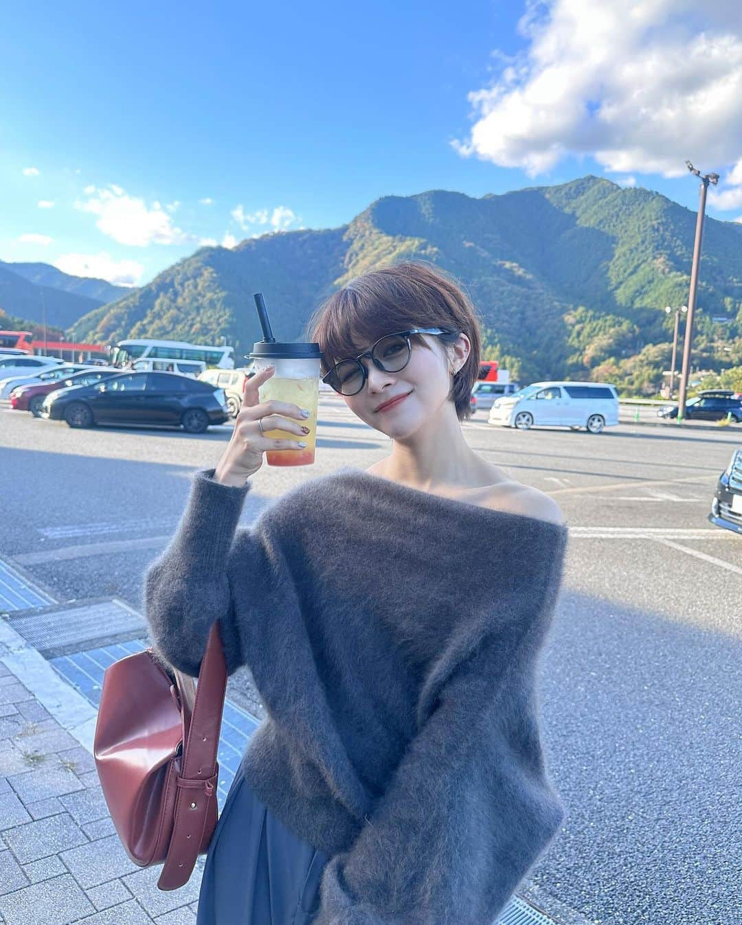 荒谷柚風さんのインスタグラム写真 - (荒谷柚風Instagram)「お休みを利用して久々にプチ旅行へ✈️  泊まったホテルがサウナ付きでめちゃくちゃ癒された🧖 . オープンしたばかりのホテルで、スタイリッシュで洗練されたデザインだし とても綺麗でよかった✨  . 個室サウナって自分のタイミングでロウリュできたりのびのび使えていいよねぇ🐻❤︎  水着の貸し出しもあるので荷物が少なくなるのもいい✨ . 泊まったお部屋も素敵だったし人数結構泊まれそうだったので、大人数でもおすすめです🐈 .  飛騨高山初めてでした！ 岐阜もはじめて！また行きたいな〜(ラーメン美味しかった)  . 【fav hotelフォロワー向け宿泊無料招待キャンペーン】  10/15-11/15まで開催中🎊  FAVアカウントフォローすると招待が当たります✨  詳しくは最新の @favhotel の投稿をチェック✈️ . .  #favhotel #favlux #favhoteltakayama #favluxhidatakayama #favhotelhidatakayaeast #sauna #hotel  #pr」11月1日 20時25分 - yuzzz1111