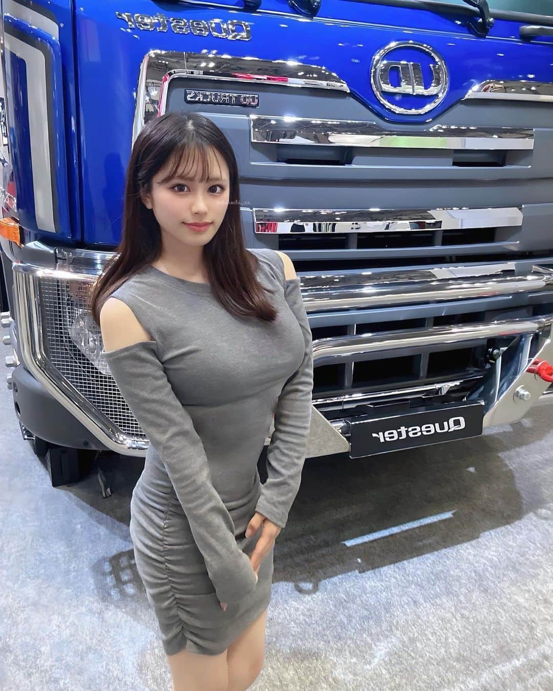 しほっちさんのインスタグラム写真 - (しほっちInstagram)「Japan Mobility Show 2023にご招待いただきましたっ🚗 . . 両親の影響で車やレースが大好きだから、大興奮のイベントだった♡ 東京モーターショーって名前からジャパンモビリティショーに変わったのみんな知ってたかな？🧐 . . 中でも注目したのは、UDトラックスのブース🚚 @udtrucksjp  一緒に写ってるトラックは【Quester】っていう EUが定める排出ガス規制をクリアした大型けん引車！ 世界約50ヵ国で活躍してるんだって♡ . トークショーもやってて、【物流は社会の血流】って キーワードがめちゃくちゃ刺さった😉 これからも物流を支える次世代の車に注目していきたいです♡ . . . . #PR #udトラックス #udjms2023 #ジャパンモビリティショー」11月1日 20時25分 - shihochi_xx