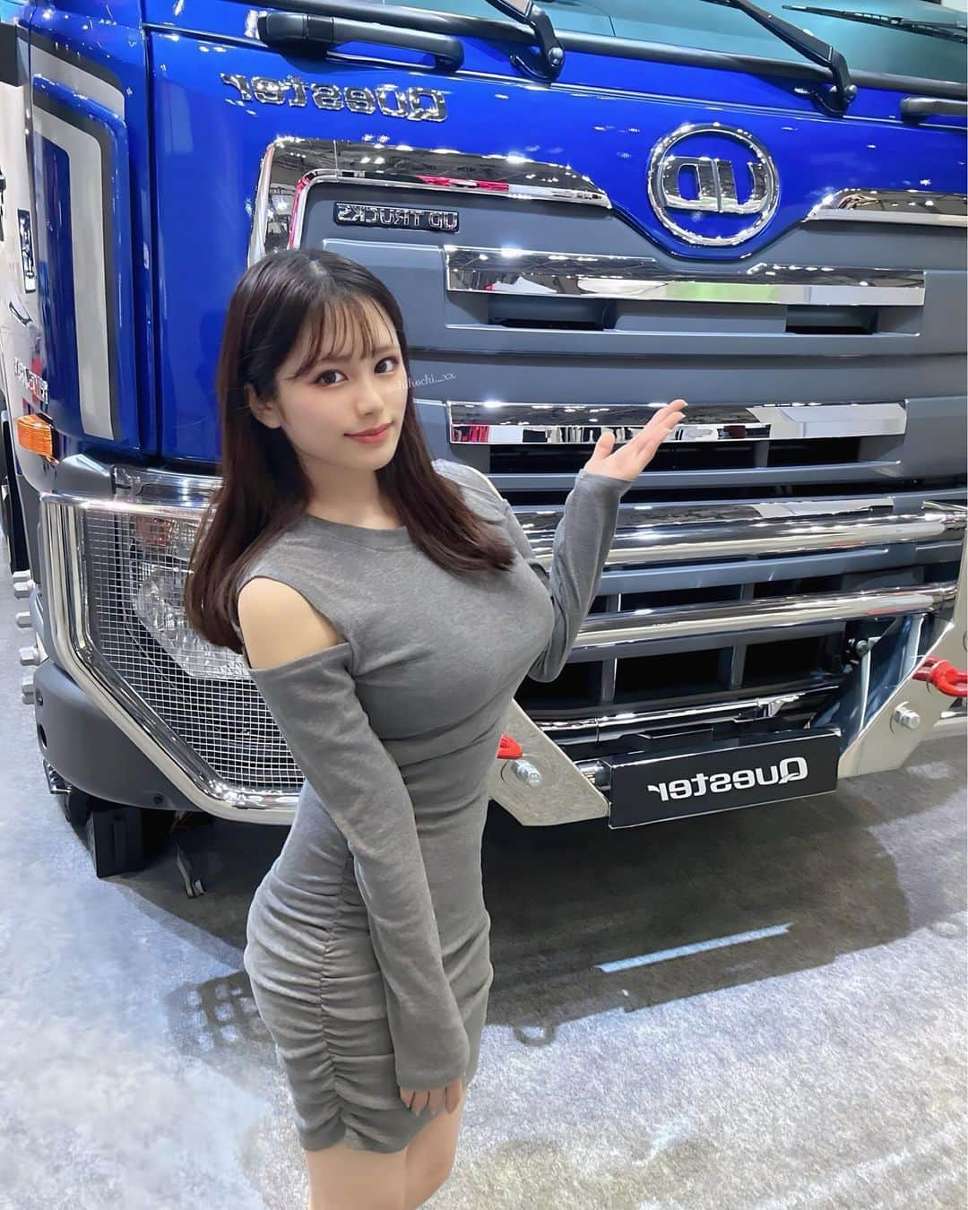 しほっちのインスタグラム：「Japan Mobility Show 2023にご招待いただきましたっ🚗 . . 両親の影響で車やレースが大好きだから、大興奮のイベントだった♡ 東京モーターショーって名前からジャパンモビリティショーに変わったのみんな知ってたかな？🧐 . . 中でも注目したのは、UDトラックスのブース🚚 @udtrucksjp  一緒に写ってるトラックは【Quester】っていう EUが定める排出ガス規制をクリアした大型けん引車！ 世界約50ヵ国で活躍してるんだって♡ . トークショーもやってて、【物流は社会の血流】って キーワードがめちゃくちゃ刺さった😉 これからも物流を支える次世代の車に注目していきたいです♡ . . . . #PR #udトラックス #udjms2023 #ジャパンモビリティショー」