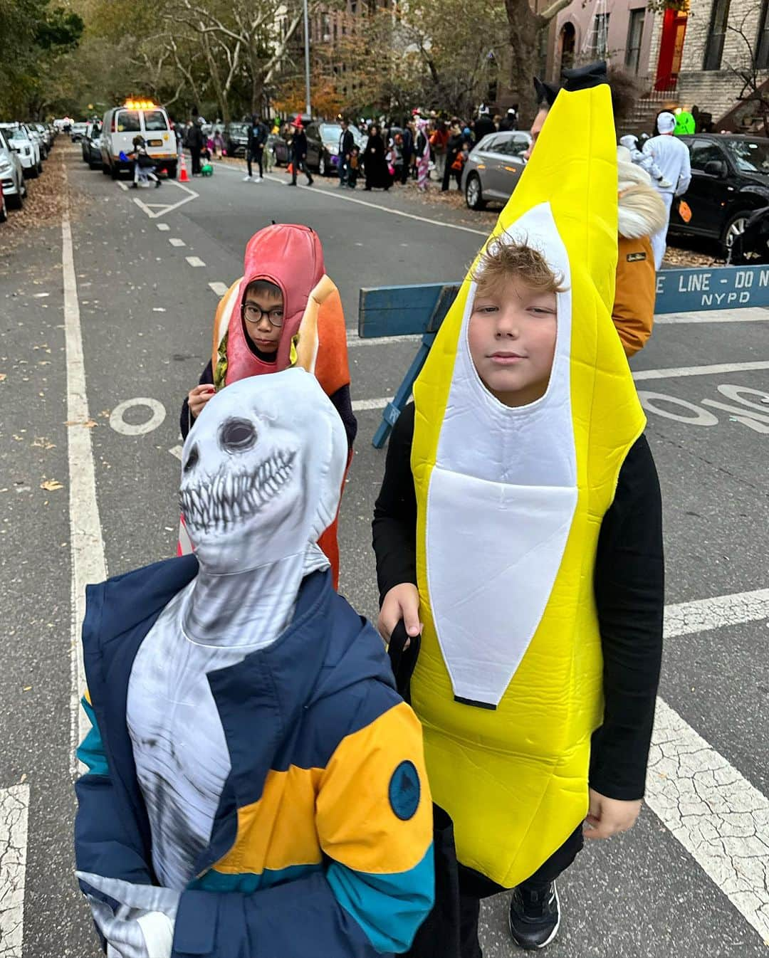 石村友見さんのインスタグラム写真 - (石村友見Instagram)「🎃 Happy Halloween in New York I’m a avocado🥑 My son is ….I don’t know🤣  去年、息子が着ていた アボカドを借りたので きつくて肩こりました😂  みなさまハッピーハロウィン👻  #halloween  #newyork  #costume  #brooklyn  #ハロウィン  #子供 #子育て」11月1日 20時26分 - tomomi.ishimura