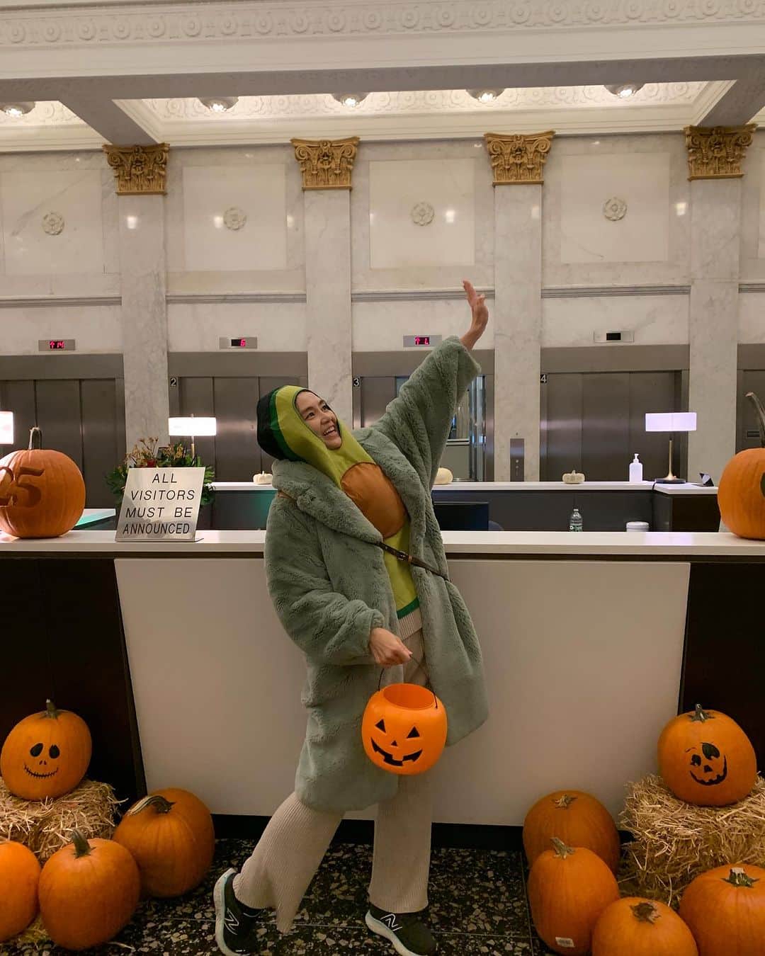 石村友見さんのインスタグラム写真 - (石村友見Instagram)「🎃 Happy Halloween in New York I’m a avocado🥑 My son is ….I don’t know🤣  去年、息子が着ていた アボカドを借りたので きつくて肩こりました😂  みなさまハッピーハロウィン👻  #halloween  #newyork  #costume  #brooklyn  #ハロウィン  #子供 #子育て」11月1日 20時26分 - tomomi.ishimura