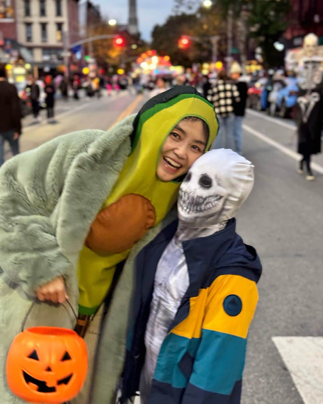 石村友見のインスタグラム：「🎃 Happy Halloween in New York I’m a avocado🥑 My son is ….I don’t know🤣  去年、息子が着ていた アボカドを借りたので きつくて肩こりました😂  みなさまハッピーハロウィン👻  #halloween  #newyork  #costume  #brooklyn  #ハロウィン  #子供 #子育て」