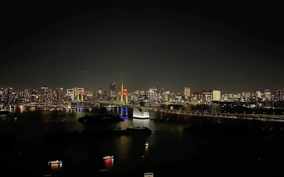 高見侑里さんのインスタグラム写真 - (高見侑里Instagram)「◡̈♥︎ 今日から11月！  朝の景色はよく見ていましたが、お台場の夜景は新鮮です🗼  今月もよろしくお願いいたします✨  #11月」11月1日 20時27分 - yuri_takami_official