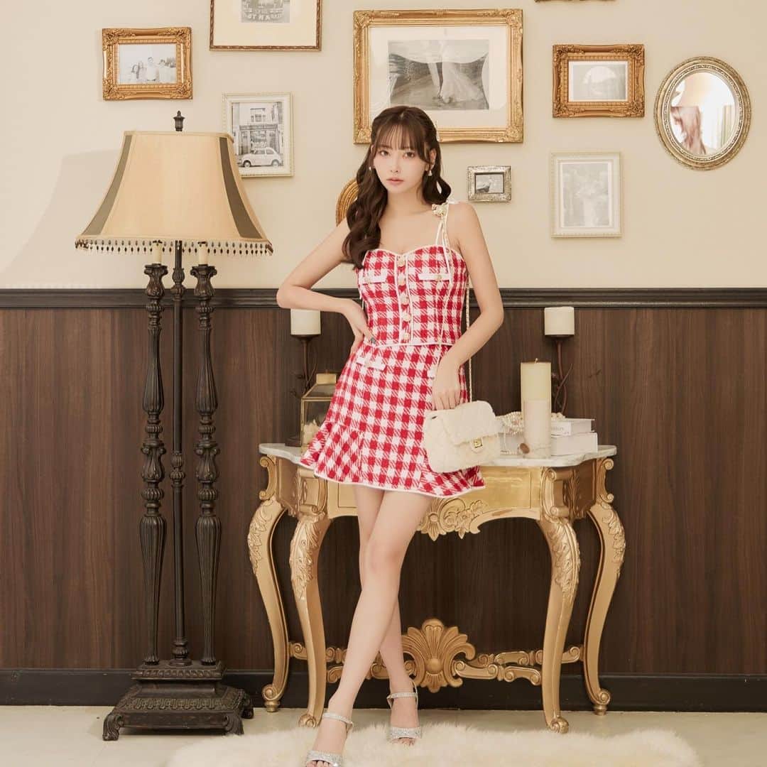 シュガーさんのインスタグラム写真 - (シュガーInstagram)「. ぴょなが着るレッドチェックドレス❤️ 可愛すぎて着るだけでテンションが上がってしまう sugarでしか手に入らない . . 人気ブランドとの限定コラボ“レッドチェック”ドレス発売✨ . .  #キャバドレス #レッドドレス #チェックドレス#ミニドレス #robedefleurs #ローブドフルール #irma #イルマ #エンジェルアール #angelr #韓国ドレス #コラボドレス #キャバワンピ #ぴょな #歌舞伎 #銀座 #六本木 #北新地 #キャバドレス通販 #ドレスショップ」11月1日 20時27分 - dress_sugar