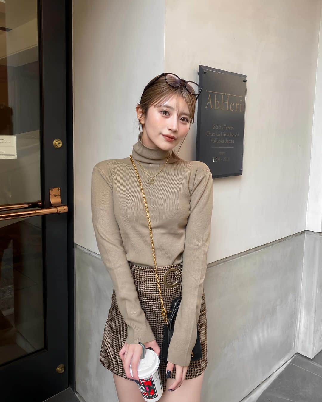小串未来のインスタグラム：「.  本日はカフェラテコーデ🐈🤎笑 千鳥チェック柄のミニスカにブラウンタートルで ワントーンコーデしたら鬼可愛すぎた！ そしてこの子、ラップシルエットなの🥺♡ カラーも含めてドタイプなスカート完成したよ✊🏻  さすがに夜はちょっぴり寒いけんダウン着た😂💕 裾のドロストを絞ってウエストスッキリ見せる 着方がおすすめっ🙆‍♀️🤍 もちろん、ダウンはリアルバイ🫶🏻  #DIANTE #DIANTE_STYLE #fashion #outfit #ミニスカート  #サイドゴアブーツ #チェックスカート  #ダウンジャケット #骨格ウェーブ  #ワントーンコーデ #ブラウンコーデ」