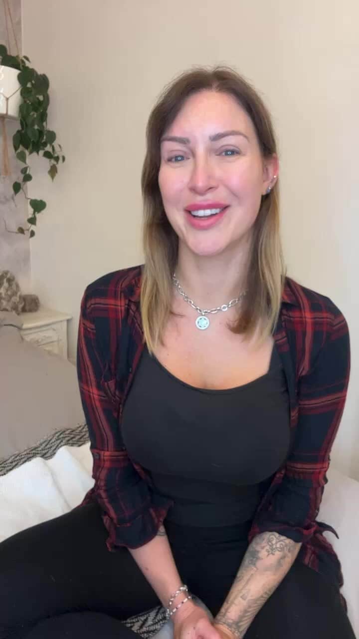 トレーシー・キスのインスタグラム：「Thank you all for joining me for this impromptu live stream. I hope that my words may resonate with you in some way and allow you to reflect upon who you are as an individual and what makes you truly happy. Please if you are suffering know that you are not alone, every obstacle and issue in life can be overcome and improved, if not removed from your life entirely. The sooner we are able to accept and love ourselves the more able we are to extend this kindness towards others. Let us be the change that we wish to see and show up as our authentic selves, always 🙏🏼  #namaste」