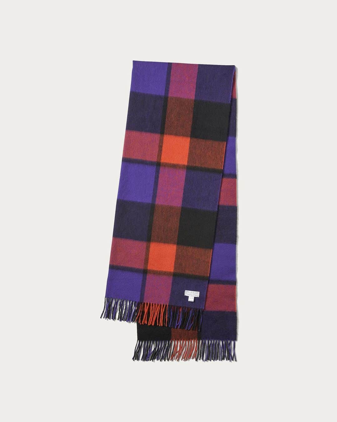 UNITED ARROWS さんのインスタグラム写真 - (UNITED ARROWS Instagram)「冬の新作とルックをご紹介する ＜2023 Winter Collection＞が公開中。 「ブリティッシュ・トラッド」をテーマに、英国の伝統と日本の自由な感覚をミックスした、時代を超えて愛される新たなスタンダードを提案しています。  Coat by UNITED ARROWS ¥94,600  Muffler by Joshua Ellis ¥75,900  Jacket by UNITED ARROWS ¥74,800  Sweater by UNITED ARROWS ¥23,980  Trousers by UNITED ARROWS ¥17,930   #UnitedArrows #UnitedArrowsMen #JoshuaEllis #ユナイテッドアローズ　 #ジョシュアエリス」11月1日 21時00分 - unitedarrows_official
