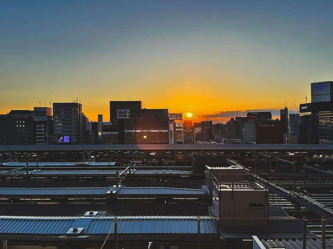 青木カズローのインスタグラム：「昨日は良い夕焼け見れた🌇」