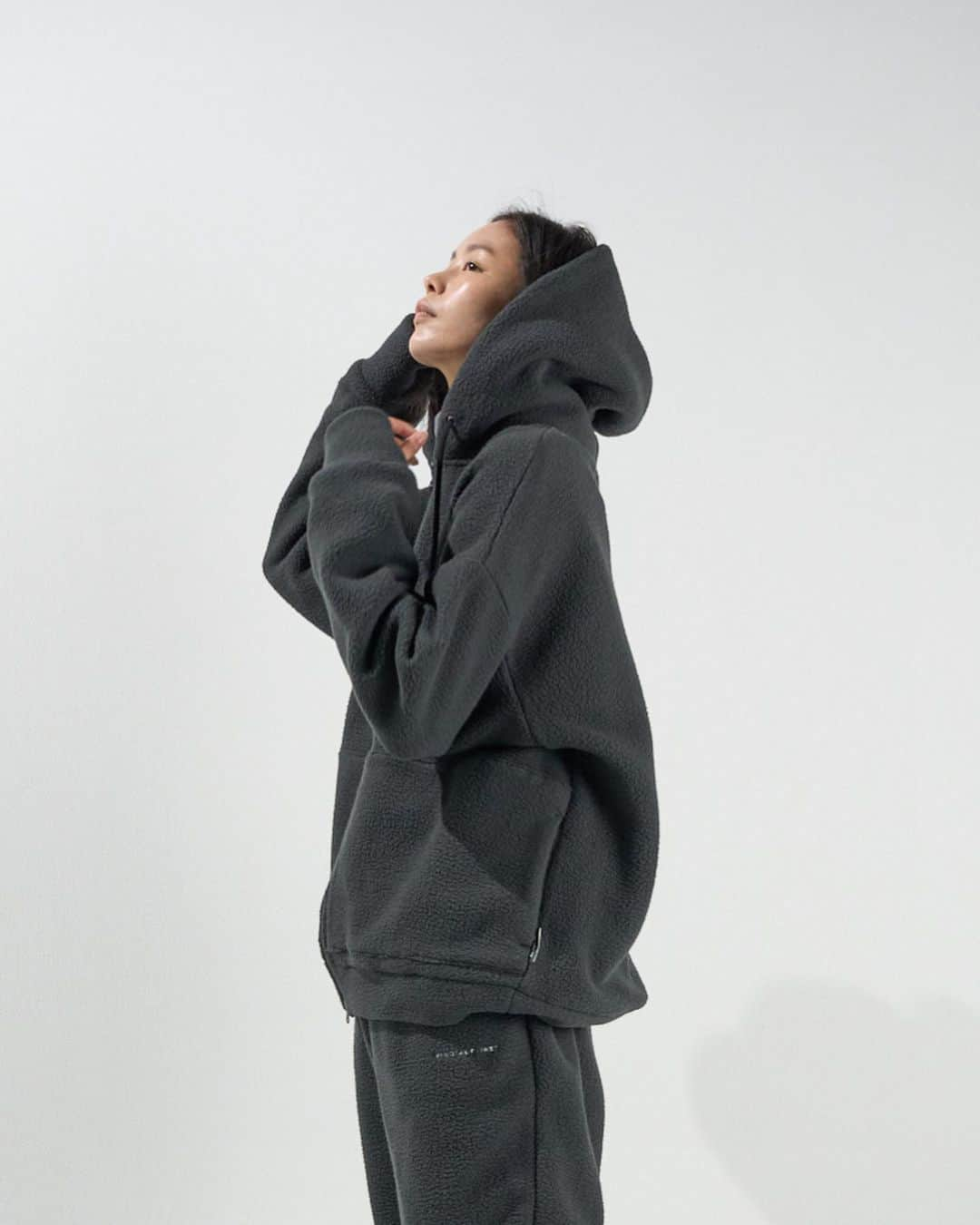 ミノトールのインスタグラム：「BOA ZIP HOOD  FUNCTION : DURABILITY FEVER HEAT INSULATION LIGHT WEIGHT STRETCH   Made in Japan  現代生活で快適な素材、パーツ、ディティールによってアップデートしたフルジップフード。 テクニカルなボアフリース素材は、従来品に比べ驚くほどの軽量感で快適さと暖かさを兼ね備えた生地。 摩擦に強く毛玉になりにくいタフさが加わり、外出時は勿論室内着としての長時間の着用にも対応。 袖口のリブ部分はフィンガーレスグローブとしても使用可能。 同素材アイテムとのセットアップ可能。  A full zip hood updated with materials, parts, and details that are comfortable for modern life. The technical boa fleece material is surprisingly lightweight compared to conventional products, and is both comfortable and warm. It has added toughness that is resistant to friction and does not pill, making it suitable for long-term wear as indoor wear as well as when going out. The ribbed cuffs can also be used as fingerless gloves. Can be set up with items of the same material.  BOA 2W PANTS  FUNCTION : DURABILITY FEVER HEAT INSULATION LIGHT WEIGHT STRETCH   Made in Japan  現代生活で快適な素材、パーツ、ディティールによってアップデートしたボトムス。 テクニカルなボアフリース素材は、従来品に比べ驚くほどの軽量感で快適さと暖かさを兼ね備えた 生地。 摩擦に強く毛玉になりにくいタフさが加わり、外出時は勿論 室内着としての長時間の着用にも対応。 ドローコードでの裾幅の調整により2WAYシルエットに対応。 同素材アイテムとのセットアップ可能。  Bottoms updated with materials, parts, and details that are comfortable for modern life. The technical boa fleece material is surprisingly lightweight compared to conventional products, and is both comfortable and warm. It has added toughness that resists friction and pilling, making it suitable for long-term wear as indoor wear as well as when going out. It supports a 2-way silhouette by adjusting the hem width with a drawcord. Can be set up with items made of the same material.  #minotaur_inst #minotaurinst #minotaur #ミノトールインスト #ミノトール #functional #comfortable #miyashitapark #tech #techwear #テック #relaxsmart #リラックススマート #relaxsmartwear #リラックススマートウェア #boa #inoutwear #madeinjapan #setup」