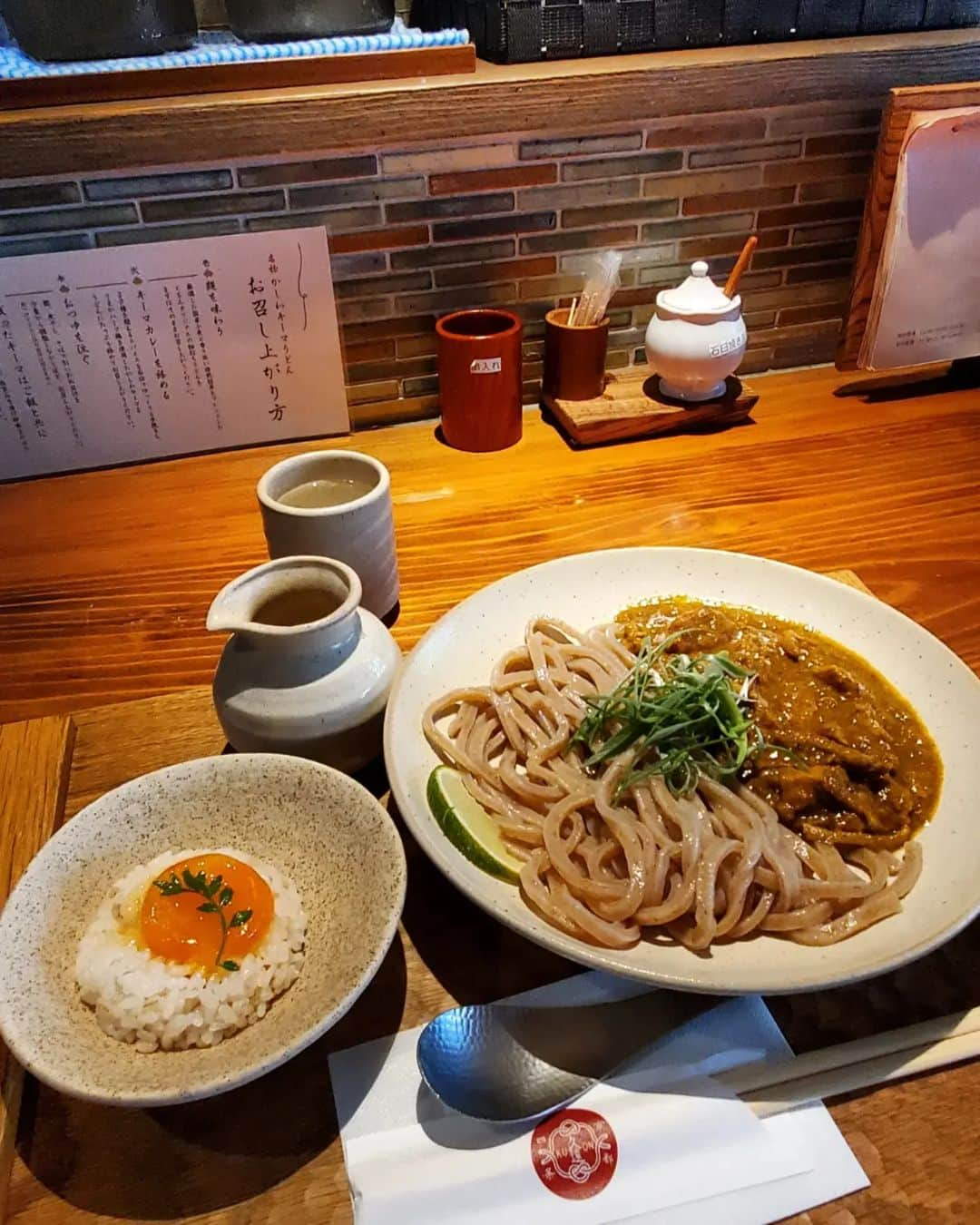 小谷津友里さんのインスタグラム写真 - (小谷津友里Instagram)「京都で食べた美味しいものまとめ😋🍡🍵  ✔️あぶり餅 本家 根元 かざりや 今宮神社を出て右側にあるあぶり餅のお店！ 店頭であぶり餅を束にして焼いてたよ🍡 白みそのまろやかな甘さが美味しかった😋 お茶もついてくるので観光の合間に一休みするのにぴったり！1人前600円だったよ💡  ✔️くおん 和風キーマかしわうどん🍛 古民家をリノベーションしたお店！ 麺は国産小麦と焙煎麦芽を使っていて、太めで歯ごたえがあった😋 カレーのスパイスの香りが食欲をそそる！出汁のうまみ🙆 スパイス×和を楽しめました！  ✔️Vegan Ramen UZU KYOTO お店に入った瞬間からエンターテインメントって感じ👀 チームラボとコラボしたアート空間✨️ 店内は暗くて大画面に映像が映されてた！ 席に着く前に、手にアロマオイルを馴染ませて気持ちを整えるのにも驚いた！ ヴィーガンラーメン醤油はコクのあるスープに厚切りのトマトが存在感たっぷりで、最後まで野菜と出汁のうまみを感じた！ 動物性の食品不使用とは思えないくらい味わい深かった🍅🍜  ✔️スヌーピー茶寮 愛してやまないSnoopy😍 錦市場にあるスヌーピー茶寮でお土産を買って、 イートインでスヌーピー焼きを食べたよ！ ただただ可愛い💓おぐら味にした～ 他にもパフェ等のスイーツもあった！  ✔️PREMIUM宇治抹茶ソフト 金閣寺で食べたソフトクリーム🍦 ９月中旬はまだまだ暑くてアイスを食べて休憩！ 宇治抹茶がすっごく濃厚だった🍵 金粉と石臼で挽いた抹茶がかかっていたよ～！  ✔️cakes&beer カヌレ 京都市役所の近くにあるカフェ！ ここのカヌレが美味しいよ～と聞いてテイクアウトしてホテルでおやつに食べました😍 外側がカリカリっと焼きあがっていて、中はしっとり🙆  インスタのストーリーで みんなに美味しいお店教えてもらったおかげで グルメ大充実でした🥰 ありがとうございます😚  #京都  #京都旅 #ひとり旅 #京都観光 #kyoto #あぶり餅 #今宮神社 #かざりや #ヴィーガン #国内旅行 #japan #京都カフェ #カフェ #カヌレ #金閣寺 #宇治抹茶 #抹茶ソフト #抹茶 #金箔 #抹茶スイーツ #ラーメン #ミシュラン #くおん #キーマカレー #うどん #古民家 #Snoopy #スヌーピー #スヌーピー茶寮 #錦市場 #かざりや」11月1日 20時33分 - yurikoyatsu