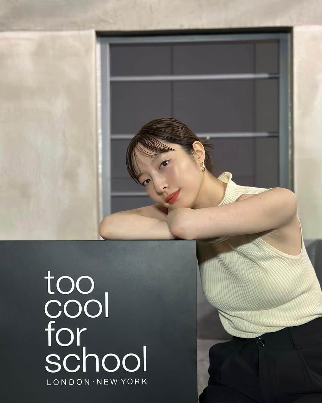 佐藤さきのインスタグラム：「韓国のコスメブランド too cool for schoolの 日本上陸イベントに行ってきました〜🐱  韓国で人気なブランドで、 トレンドにとらわれない使いやすいアイテムがたくさんでした！  気になったリップとラメペンシルを目の下に塗ってもらいました。めちゃくちゃかわいい。。  ラメが細かくて涙袋が自然に見える プロタージュペンシル11番と、 マットな質感のフィクシングブラーリップ2番です✌ いつもより甘い雰囲気になった気がする〜☺️  #PR #toocoolforschool #TCFSbrandday」