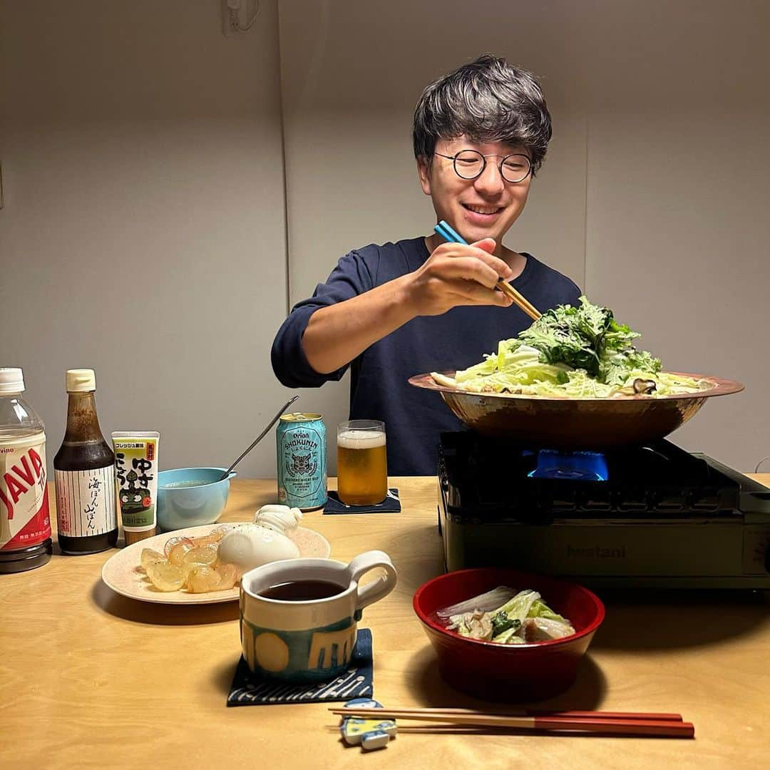 みわこのインスタグラム：「＊ きょうも1日おつかれさま☻  ・牡蠣と鶏肉の水炊き ・ピオーネとブッラータのサラダ (梅田good good good meatで買った #FattoriaBio Hokkaidoのブッラータチーズ、 おっそろしくおいしかった…また買いたい🥺♡) ・社長にもらったオリオンビール  今夜は牡蠣と鶏肉の水炊き〜♡☺️🤓🍲 引っ越してきてからずっと我が家の お鍋を共にしてもらってるカセットコンロ アモルフォさん壊れたっぽくてつかなくて、 急きょ可否庵の出店用のタフまるを借りた。 昔すぎてもうどこで買ったかも思い出せないけど iwataniさんに修理出せるのかな〜🤔？！」