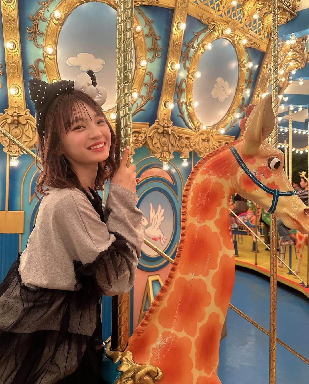 新澤菜央さんのインスタグラム写真 - (新澤菜央Instagram)「デートの時はリードしてくれる？🎠❤︎  ⠀ この服可愛い子みんなきてる₍ᐢ.ˬ.ᐡ₎全身epineだよ₍ᐢ.ˬ.ᐡ₎  #彼女の私服がかわいい #低身長コーデ #sサイズコーデ #156cm #骨格ウェーブ #ブルベメイク #usj #usjコーデ #usjハロウィン #ユニバ #ユニバコーデ #キティちゃん #hellokitty #キルティング #フレンチガーリー #ガーリーコーデ #epine #メリーゴーランド #ootd」11月1日 20時35分 - _shinshin_48