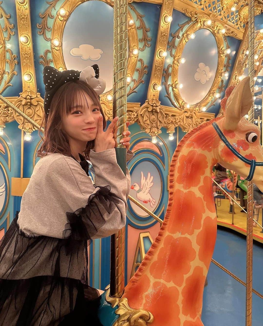 新澤菜央のインスタグラム：「デートの時はリードしてくれる？🎠❤︎  ⠀ この服可愛い子みんなきてる₍ᐢ.ˬ.ᐡ₎全身epineだよ₍ᐢ.ˬ.ᐡ₎  #彼女の私服がかわいい #低身長コーデ #sサイズコーデ #156cm #骨格ウェーブ #ブルベメイク #usj #usjコーデ #usjハロウィン #ユニバ #ユニバコーデ #キティちゃん #hellokitty #キルティング #フレンチガーリー #ガーリーコーデ #epine #メリーゴーランド #ootd」