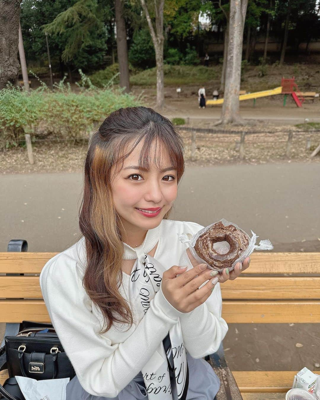 ぺんぺんのインスタグラム：「⁡ ⁡ ⁡ 初井の頭恩賜公園🌳 親友が東京に来て、ドーナツ食べた🍩 ⁡ ⁡ ⁡ #被写体 #portrait #portraits #いいね #いいね返し #인물촬영　#good_portrait_world #jp_portrait部 #人物 #何気ない瞬間を残したい #pt_life #photogenic_jp #サロンモデル #サロモ #拍照 #肖像 #人物写真 #人物攝影 #more #influencer #instagood #photooftheday #like4likes #井の頭公園 #井の頭恩賜公園 #吉祥寺 #井の頭線グルメ #ドーナツ #🍩」