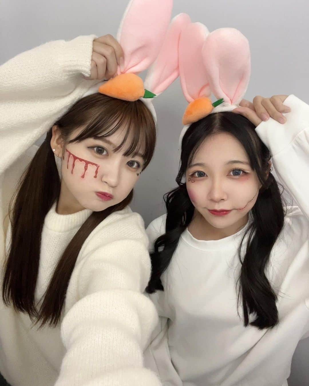 まあれのインスタグラム：「うさぎ〜🐰 去年は悪魔と猫したよねそういえば💭 ⁡ ⁡ ⁡ ⁡ ⁡ ⁡  #ハロウィン  #ハロウィンコスプレ  #ハロウィンパーティー  #姉妹  #うさぎ  #うさぎコスプレ  #ハロウィンメイク」