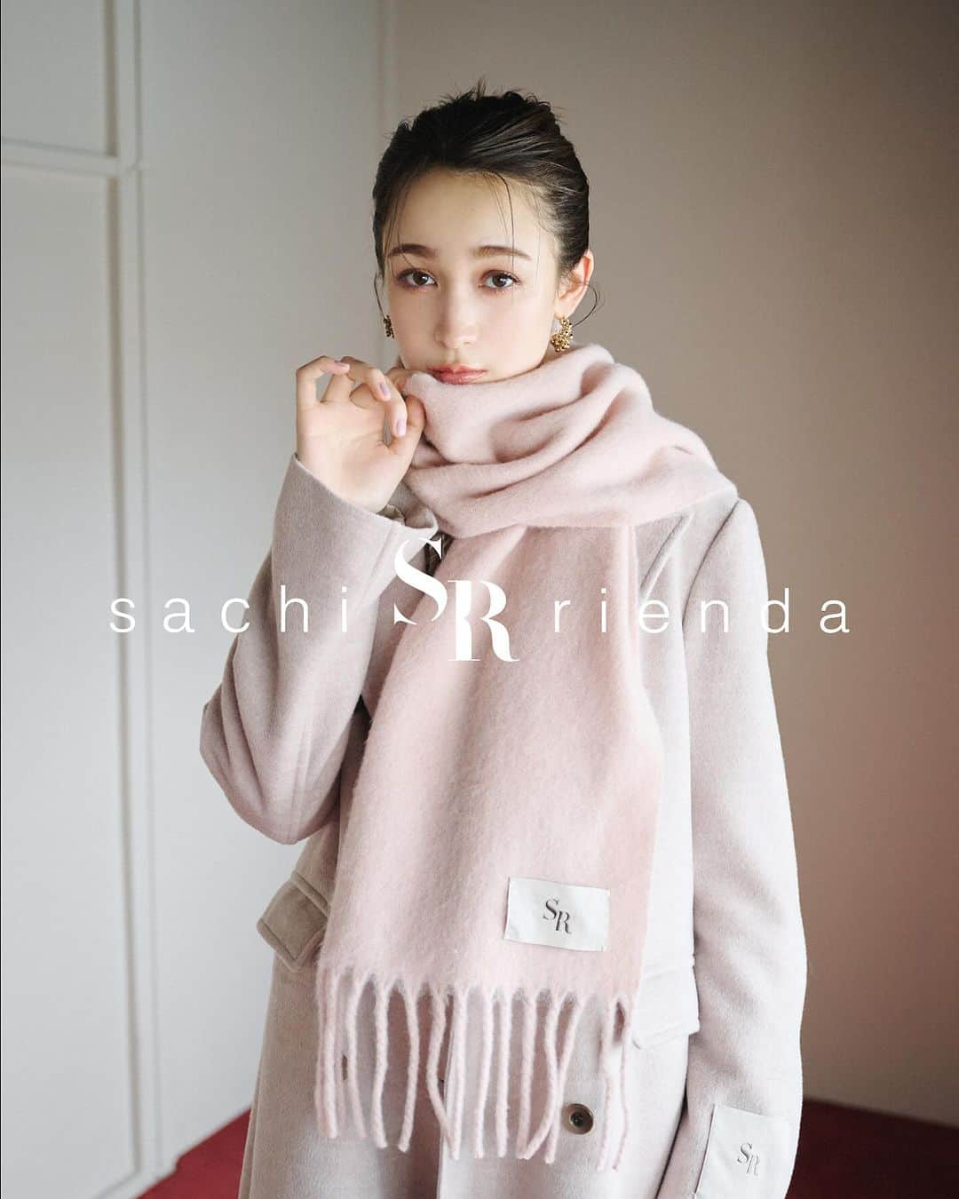 リエンダさんのインスタグラム写真 - (リエンダInstagram)「Sachi × rienda Special Collaboration...♡  ㅤㅤㅤㅤㅤㅤㅤㅤㅤㅤㅤㅤㅤ 11.23(thu) Release ✔︎  - - - - - - - - - - - - - - - - - - - - -  モデルとして活躍する藤井サチさんの センス溢れるイメージからデザインを揉み、 何度も修正を重ね出来上がった コラボレーションアイテム第二弾🕊 ㅤㅤㅤㅤㅤㅤㅤㅤㅤ 藤井サチさんらしい 柔らかなパステルカラーを貴重とした カラーバリエーションで登場🤍  モデルならではの美的センスと、 美しいシルエット、着心地、色味、 全てに拘りの詰まったコレクションとなっております！  - - - - - - - - - - - - - - - - - - - - -  【商品取扱店舗】  < SHELʼTTER WEBSTORE > 2023年11月23日(木)AM 10:00〜 発売開始  < 店舗 > 2023年11月23日(木)発売予定  ルミネエスト新宿店・渋谷109店・横浜店 ルミネ立川店・ルクア大阪店・ラゾーナ川崎店 ららぽーと船橋店・名古屋パルコ店 梅田店・ソラリアプラザ店・札幌店  - - - - - - - - - - - - - - - - - - - - -  【 rienda × 藤井サチ 発売記念「接客イベント」】  <開催日> 11月23日(木) 10:30〜12:00 ※お一人様10分間の接客となります。 ※当選者の方には事前にお時間帯をお知らせいたします。  <会場> ルミネエスト新宿 B1F rienda店舗  <イベント内容> 藤井サチ氏にてコラボアイテムの接客、写真撮影  <参加条件> 11月23日(木)ルミネエスト新宿店にて rienda×sachiコラボレーションアイテムを含む税込み¥20,000以上お買い上げを条件に 専用のフォームより応募していただいた方の中から 抽選で5名様のみイベントの参加が可能となります。  ※イベント参加の時間枠の指定・変更はできません。 ※イベント参加記載の指定時間を過ぎると参加いただけない可能性がございますので予めご了承ください。  <応募期間> 11月1日(水)〜11月15日(水)  <当選発表> 11月17日(金) コラボアイテムを含む税込¥20,000以上ご購入のお客様に先着順でプレゼント！  - - - - - - - - - - - - - - - - - - - - -  【Special Novelty】  コラボアイテムを含む 税込¥20,000以上ご購入のお客様に 先着順で"SRストール"をプレゼント🎁  お好きなカラーをお選び頂けます♡  ※無くなり次第終了となります。  - - - - - - - - - - - - - - - - - - - - - #rienda #藤井サチ #sachi_rienda #デートコーデ #お出かけコーデ #女子会コーデ #花柄ブラウス #ブラウスコーデ #きれいめコーデ」11月1日 20時46分 - rienda_official