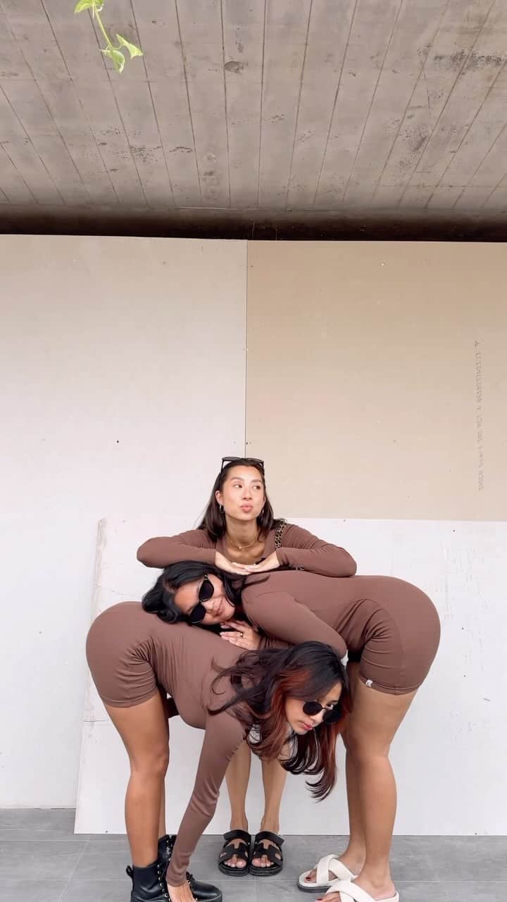 Jennifer Bachdimのインスタグラム：「Pose like a Zara model…. Versi team @b__achdim 🤣🤣🤣 . . Twinning bodysuit now available @b__achdim ✨」
