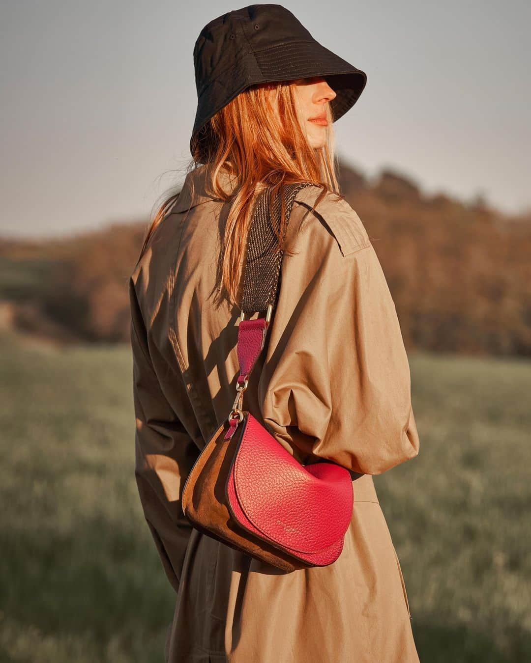 ジャンニキアリーニさんのインスタグラム写真 - (ジャンニキアリーニInstagram)「Young, colorful and playful. Tara, a crescent-shaped bag with an adjustable shoulder strap, blends everyday Bubble Double leather with soft and elegant suede.  #giannichiarini #gc #ジャンニキアリーニ #FW23」11月1日 20時40分 - giannichiarini