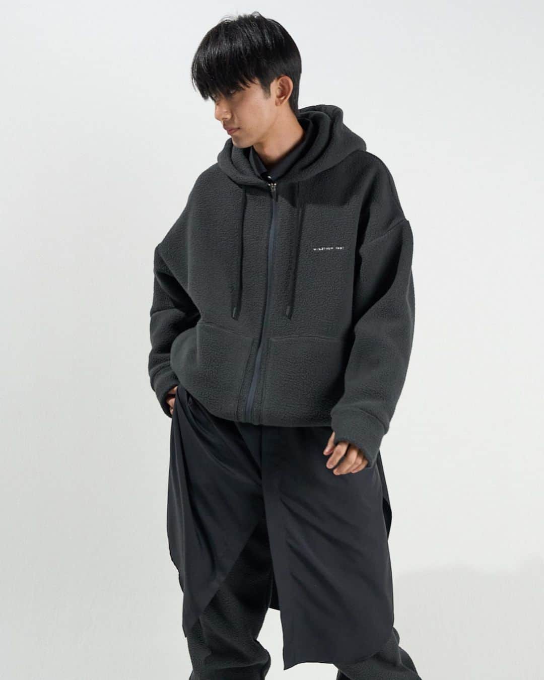 ミノトールのインスタグラム：「BOA ZIP HOOD  FUNCTION : DURABILITY FEVER HEAT INSULATION LIGHT WEIGHT STRETCH   Made in Japan  現代生活で快適な素材、パーツ、ディティールによってアップデートしたフルジップフード。 テクニカルなボアフリース素材は、従来品に比べ驚くほどの軽量感で快適さと暖かさを兼ね備えた生地。 摩擦に強く毛玉になりにくいタフさが加わり、外出時は勿論室内着としての長時間の着用にも対応。 袖口のリブ部分はフィンガーレスグローブとしても使用可能。 同素材アイテムとのセットアップ可能。  A full zip hood updated with materials, parts, and details that are comfortable for modern life. The technical boa fleece material is surprisingly lightweight compared to conventional products, and is both comfortable and warm. It has added toughness that is resistant to friction and does not pill, making it suitable for long-term wear as indoor wear as well as when going out. The ribbed cuffs can also be used as fingerless gloves. Can be set up with items of the same material.  BOA 2W PANTS  FUNCTION : DURABILITY FEVER HEAT INSULATION LIGHT WEIGHT STRETCH   Made in Japan  現代生活で快適な素材、パーツ、ディティールによってアップデートしたボトムス。 テクニカルなボアフリース素材は、従来品に比べ驚くほどの軽量感で快適さと暖かさを兼ね備えた 生地。 摩擦に強く毛玉になりにくいタフさが加わり、外出時は勿論 室内着としての長時間の着用にも対応。 ドローコードでの裾幅の調整により2WAYシルエットに対応。 同素材アイテムとのセットアップ可能。  Bottoms updated with materials, parts, and details that are comfortable for modern life. The technical boa fleece material is surprisingly lightweight compared to conventional products, and is both comfortable and warm. It has added toughness that resists friction and pilling, making it suitable for long-term wear as indoor wear as well as when going out. It supports a 2-way silhouette by adjusting the hem width with a drawcord. Can be set up with items made of the same material.  #minotaur_inst #minotaurinst #minotaur #ミノトールインスト #ミノトール #functional #comfortable #miyashitapark #tech #techwear #テック #relaxsmart #リラックススマート #relaxsmartwear #リラックススマートウェア #boa #inoutwear #madeinjapan #setup」
