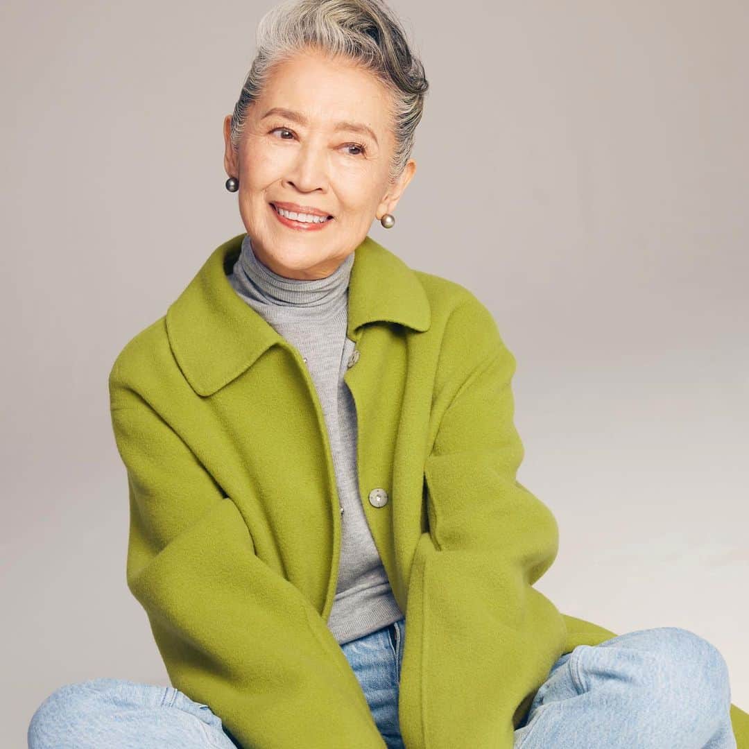 doclasse_styleのインスタグラム：「お洒落って、自由っていうこと。 幸せっていうこと。  「その時々で、自分の立場は変わっていくけれど、自分に正直にその時を過ごせば、自然と自分が分かって、それが自分のカラーになっていくと思うんです。」  そのスタイルに、チャーミングなお人柄に撮影でもみながファンになった　内藤朝美さん。　@naito_saori   もっと自由にファッションを楽しみたいと思わせてくれる憧れのマダムです。  ピスタチオカラーのコートも自分らしいスタイルで楽しんで。  ✔️カシミヤ混ウールリバー・コート ¥29,900税込¥32,890  #doclasse #doclasse_coat #ドゥクラッセ #doclasse 50代コーディネート #50代コーデ #ファッションコーデ #レディースファッション #パーソナルカラー #カラーコーデ #40代ファッション#40代ファッション #40代コーデ #40代コーディネート #秋冬コーデ #秋冬ファッション」