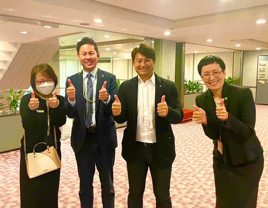 畑喜美夫のインスタグラム：「セミナー終了後に、広島観音高校時代の教え子の古家君（五日市いちご保育園園長）、広島和光保育所の吉田園長、ほうりんこころ幼稚園の武田園長さんに大変お世話になり、セミナーも素敵に終了しましたので一緒にお写真を‼️  教え子の繋がりで嬉しいですね‼️ 最幸です‼️  全国の保育園がボトムアップで繋がり益々楽しみです‼️  ありがとうございました😊 感謝‼️  #ボトムアップ  #ボトムアップ理論  #畑喜美夫  #畑喜美夫先生  #ボトムアップパーソンズ協会  #ボトムアップパーソンズ  #みんなが主役  #みんなで成長  #幼稚園  #マネジメント  #リーダー  #リーダーシップ #選手主役 #人間力  #セミナー  #講演会  #保育園  #広島  #全員リーダー制 #instagram  #可能性  #日本  #発見」