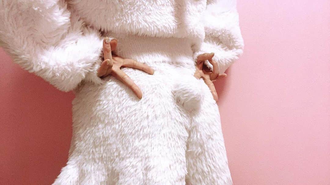 のインスタグラム：「しっぽ🐰  髪染めようかと思うけど何色がいいかなぁー🤭？  #🐰」