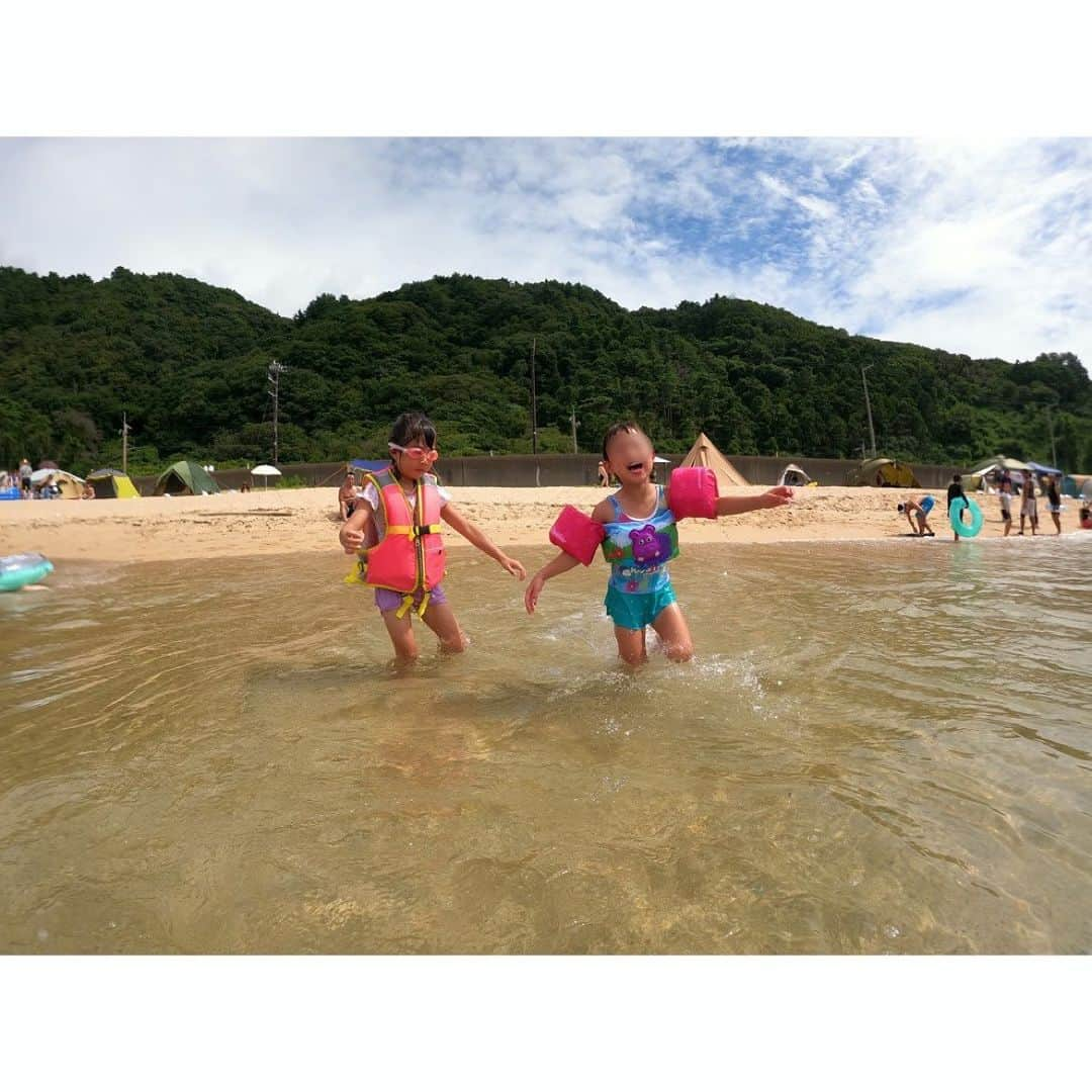 望月みさのインスタグラム：「メインの目的地は20年来の友達が住む新潟県へ🌊✨  海はきれいすぎるし、お魚おいしすぎるし、初体験のSUPも楽しいし、最高すぎっ😆 なのりのもすっかり新潟が気に入ってしまい、また行きたいとずっと言ってるくらい、家族全員が新潟に魅力されました❤️ 友達のお家は実家かよと思うくらい居心地が良くて、アイドル犬の取り合い🤣 ぱぴさんも一緒にのんびり楽しんだよ🐕💕 感謝してもしきれない🥺 本当に最高の夏の思い出になりました(๑′ᴗ‵๑)  早くまた新潟行きたいなぁ😍  #夏の思い出#新潟#新潟最高#海人家族#🌊#🐕」