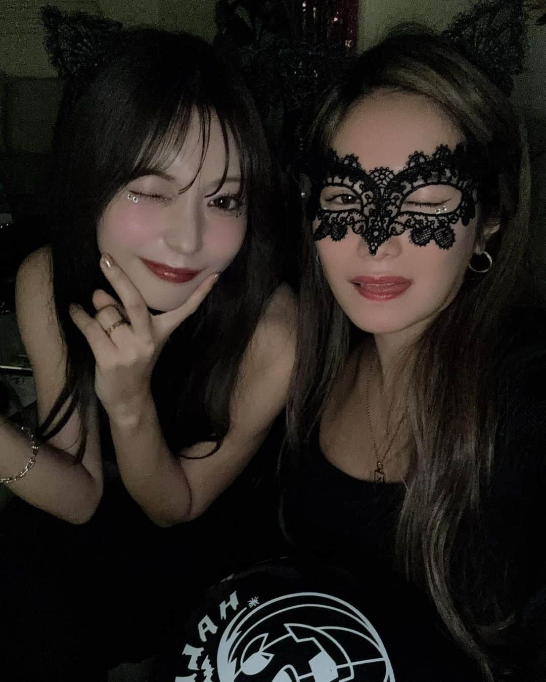 ひなのインスタグラム：「・ ・ はぴはろ🎃🐈‍⬛💗 今年はハロウィン女子会出来てうれしい〜🫧 本当に　@pipi__rena のお友達はみんな性格が良くてかわええーーーーーー！！！❤️‍🔥 #ハロウィン#ハロウィンコスプレ #ハロウィン女子会 #halloween #fyp ・」