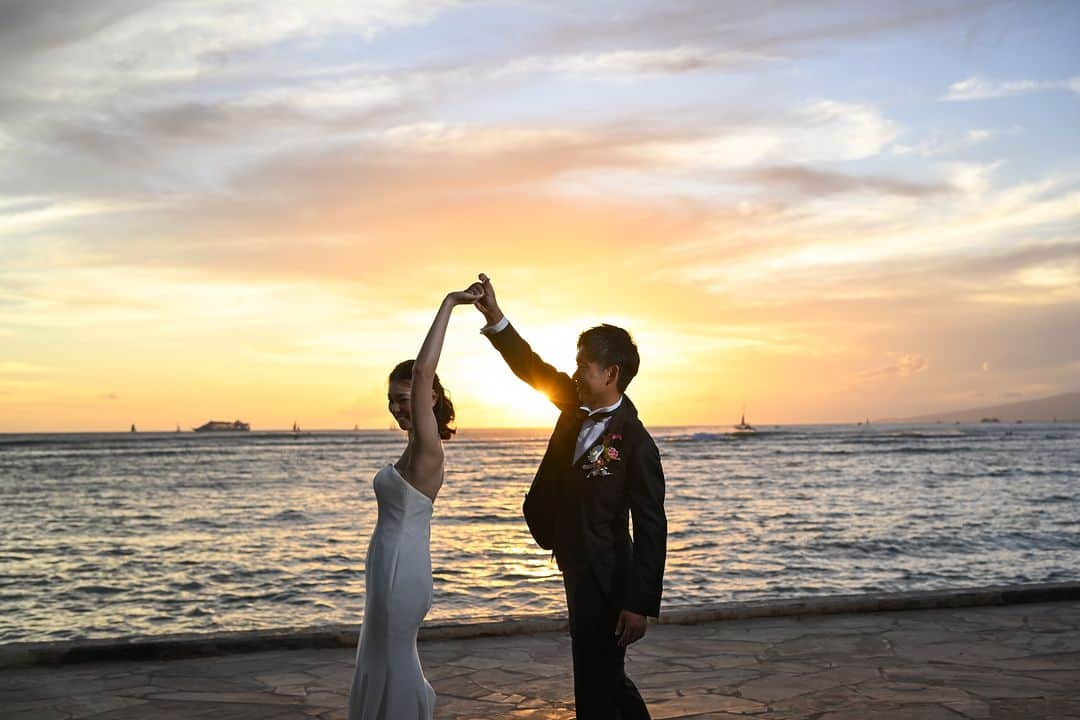 The Terrace By The Seaさんのインスタグラム写真 - (The Terrace By The SeaInstagram)「@the_terrace_by_the_sea Hawaii Wedding情報はこちら𓂃𓈒𓏸  ---------  マジックアワー  天気や季節、空気の状態などにより輝き方は様々。  赤・オレンジ・黄色・ピンク・紫など何色もの層に見え、  ほんの僅かな時間の中で刻々と色味を変えていきます𓍯  -------------------  = produce = モチーフ @motif_resort  = photo = @betterhalf_hawaii  --------------------  ハワイのザ・テラス バイ・ザ・シーにて 挙式を検討されていらっしゃる方におすすめ✯  2023年秋にオープン11周年を迎えることを記念して、 お得なアニバーサリープランのご案内中！  《組数限定 11th Anniversary Plan  24.7万円 OFF！ 》  挙式に必要な基本挙式、ドレス＆タキシード、新婦様ヘ アメイク、アルバムが含まれるシンプルプランA（30組限 定）。  プロフィール欄のURLより、ウエディングの相談ご予約 が可能です。 小さい疑問や質問にもお答えいたしますので、お気軽に お問い合わせくださいませ🌺  ザ・テラス バイ・ザ・シーでは、健康と安全を最優先に 配慮し、安心してハワイでの時間を楽しんでいただいて おります𓆉  #テラスバイザシー #TheTerraceByTheSea #TAKAMIBRIDAL #タカミブライダル #MotifRESORT #テラス花嫁 #モチーフ花嫁 #リゾートウェディング #リゾート婚 #ハワイウェディング #マジックアワー #サンセット  #ロケーションフォト」11月1日 20時55分 - the_terrace_by_the_sea