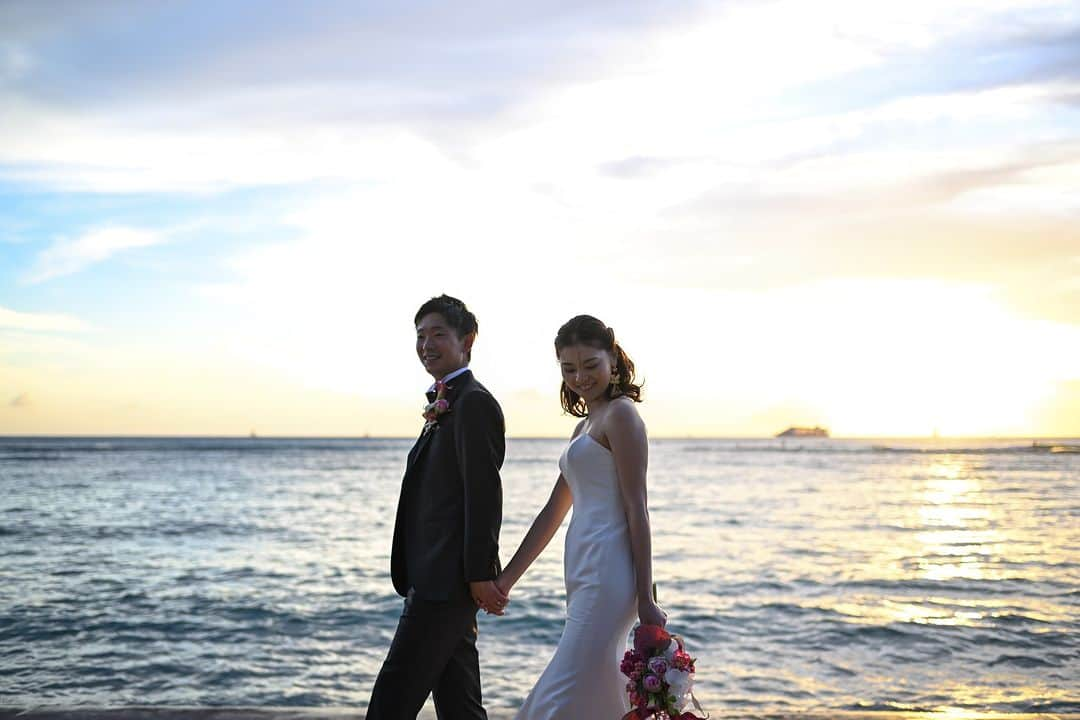 The Terrace By The Seaさんのインスタグラム写真 - (The Terrace By The SeaInstagram)「@the_terrace_by_the_sea Hawaii Wedding情報はこちら𓂃𓈒𓏸  ---------  マジックアワー  天気や季節、空気の状態などにより輝き方は様々。  赤・オレンジ・黄色・ピンク・紫など何色もの層に見え、  ほんの僅かな時間の中で刻々と色味を変えていきます𓍯  -------------------  = produce = モチーフ @motif_resort  = photo = @betterhalf_hawaii  --------------------  ハワイのザ・テラス バイ・ザ・シーにて 挙式を検討されていらっしゃる方におすすめ✯  2023年秋にオープン11周年を迎えることを記念して、 お得なアニバーサリープランのご案内中！  《組数限定 11th Anniversary Plan  24.7万円 OFF！ 》  挙式に必要な基本挙式、ドレス＆タキシード、新婦様ヘ アメイク、アルバムが含まれるシンプルプランA（30組限 定）。  プロフィール欄のURLより、ウエディングの相談ご予約 が可能です。 小さい疑問や質問にもお答えいたしますので、お気軽に お問い合わせくださいませ🌺  ザ・テラス バイ・ザ・シーでは、健康と安全を最優先に 配慮し、安心してハワイでの時間を楽しんでいただいて おります𓆉  #テラスバイザシー #TheTerraceByTheSea #TAKAMIBRIDAL #タカミブライダル #MotifRESORT #テラス花嫁 #モチーフ花嫁 #リゾートウェディング #リゾート婚 #ハワイウェディング #マジックアワー #サンセット  #ロケーションフォト」11月1日 20時55分 - the_terrace_by_the_sea