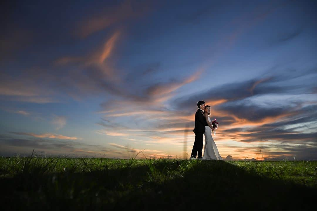 The Terrace By The Seaのインスタグラム：「@the_terrace_by_the_sea Hawaii Wedding情報はこちら𓂃𓈒𓏸  ---------  マジックアワー  天気や季節、空気の状態などにより輝き方は様々。  赤・オレンジ・黄色・ピンク・紫など何色もの層に見え、  ほんの僅かな時間の中で刻々と色味を変えていきます𓍯  -------------------  = produce = モチーフ @motif_resort  = photo = @betterhalf_hawaii  --------------------  ハワイのザ・テラス バイ・ザ・シーにて 挙式を検討されていらっしゃる方におすすめ✯  2023年秋にオープン11周年を迎えることを記念して、 お得なアニバーサリープランのご案内中！  《組数限定 11th Anniversary Plan  24.7万円 OFF！ 》  挙式に必要な基本挙式、ドレス＆タキシード、新婦様ヘ アメイク、アルバムが含まれるシンプルプランA（30組限 定）。  プロフィール欄のURLより、ウエディングの相談ご予約 が可能です。 小さい疑問や質問にもお答えいたしますので、お気軽に お問い合わせくださいませ🌺  ザ・テラス バイ・ザ・シーでは、健康と安全を最優先に 配慮し、安心してハワイでの時間を楽しんでいただいて おります𓆉  #テラスバイザシー #TheTerraceByTheSea #TAKAMIBRIDAL #タカミブライダル #MotifRESORT #テラス花嫁 #モチーフ花嫁 #リゾートウェディング #リゾート婚 #ハワイウェディング #マジックアワー #サンセット  #ロケーションフォト」