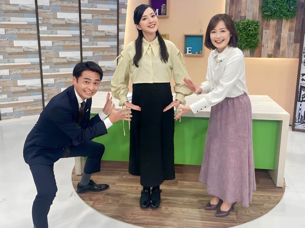 浜口順子のインスタグラム：「月曜、#三重テレビ　#Mieライブ　生放送 ご覧いただいた皆様ありがとうございました🍀 はまじゅんのみえトモのコーナーあり、 三重県の街路樹についてのお話もあり、 #三重刑務所 の特集もあり、盛りだくさんでした。 そして、今回も学びがたくさんありました✨ ※はまじゅんのみえトモについては次のポストに分けて投稿しますね🥰  今回の生放送で、 テレビ📺の方もしばし産前産後休に 入らせていただきます。 番組へメッセージ送ってくださった皆様、 ありがとうございました🙏 生放送終わり、中久木アナウンサーと多森さん、 そしてスタッフの皆様とお話して盛り上がり… 温かく送り出してくださいました😭 どの現場も、 めっちゃアットホームな現場ばかりで感激の日々です。  また元気に戻ってきま〜す👋  写真のテーマは安産祈願🙏ということで お2人からパワーいただきました。 ありがとうございます☺️  #三重 #みえ #mie」