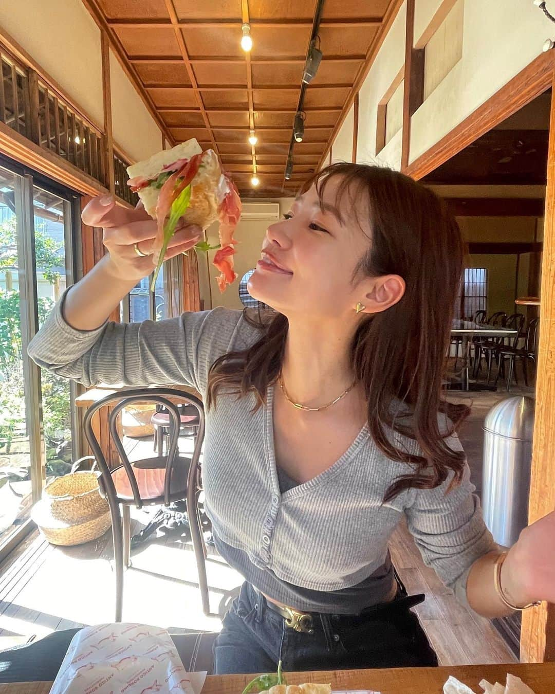 夏希リラさんのインスタグラム写真 - (夏希リラInstagram)「近所の好きなお店でランチ🥯 今日はお母さんとゆっくり散歩した日🌱 ここ数年2人でゆっくり過ごすことがなかったからすごく特別な時間に感じた☀️ 今日暑すぎてニット帽被ったけどすぐ脱いだよー🤣🤣 ハイビスカスも元気に咲いててまだ夏かな？って気持ちになれた🌺✌️   #湘南 #休日 #鎌倉 #長谷 #由比ヶ浜 #海 #お散歩」11月1日 20時50分 - rira_buu